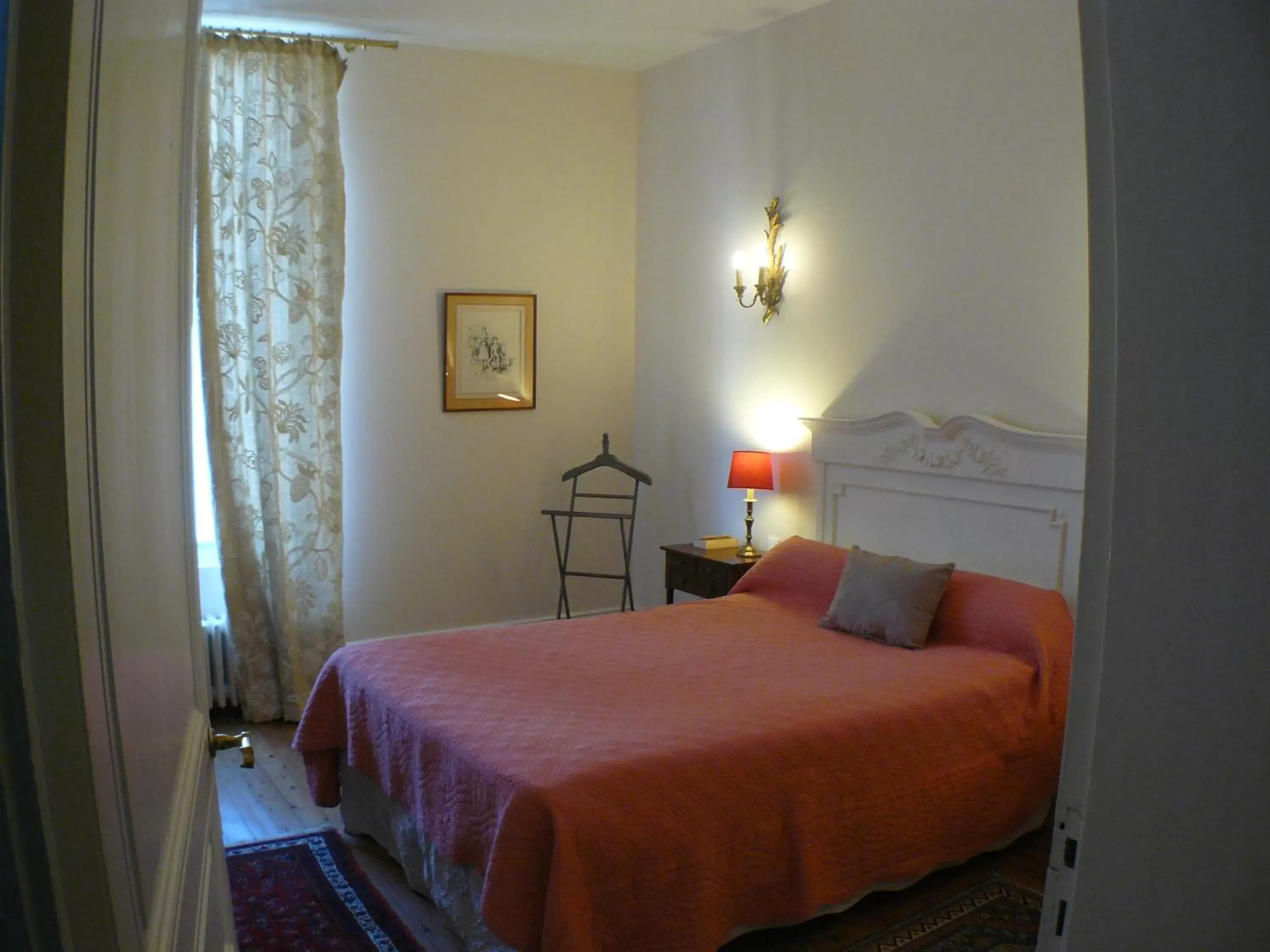 Photo of the whole room, Bed in La Maison de Saumur