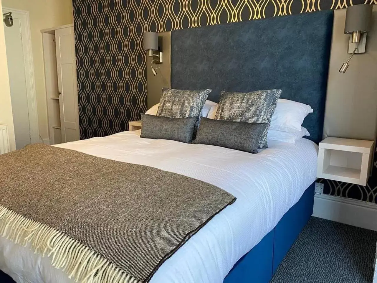 Bedroom, Bed in Royal Sportsman Hotel