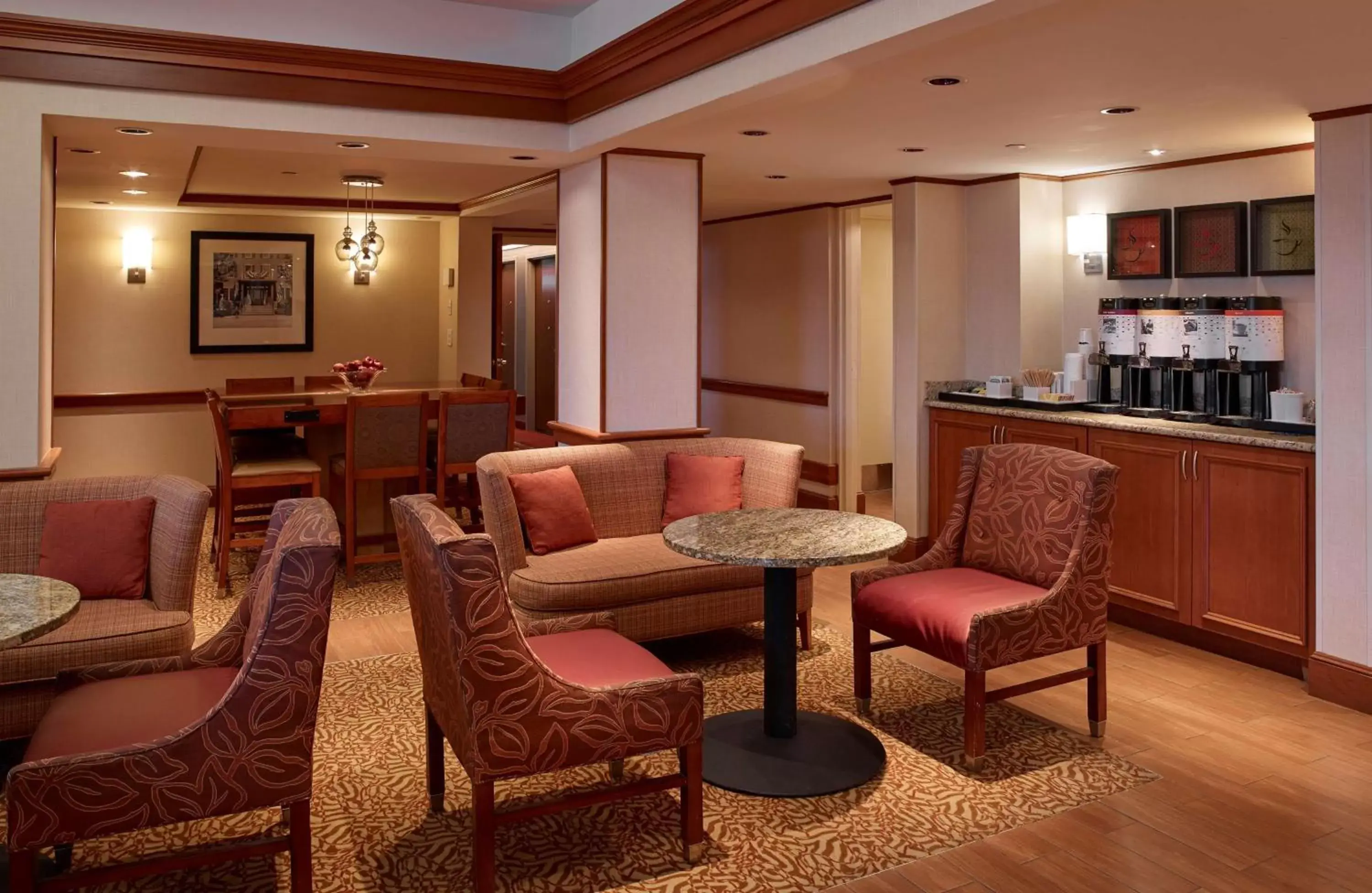 Lobby or reception, Lounge/Bar in Hampton Inn Portland-Airport