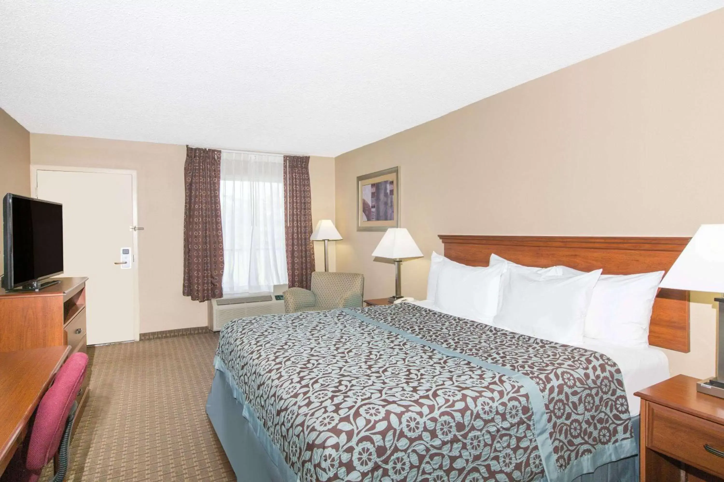 Photo of the whole room, Bed in Days Inn by Wyndham Ripley