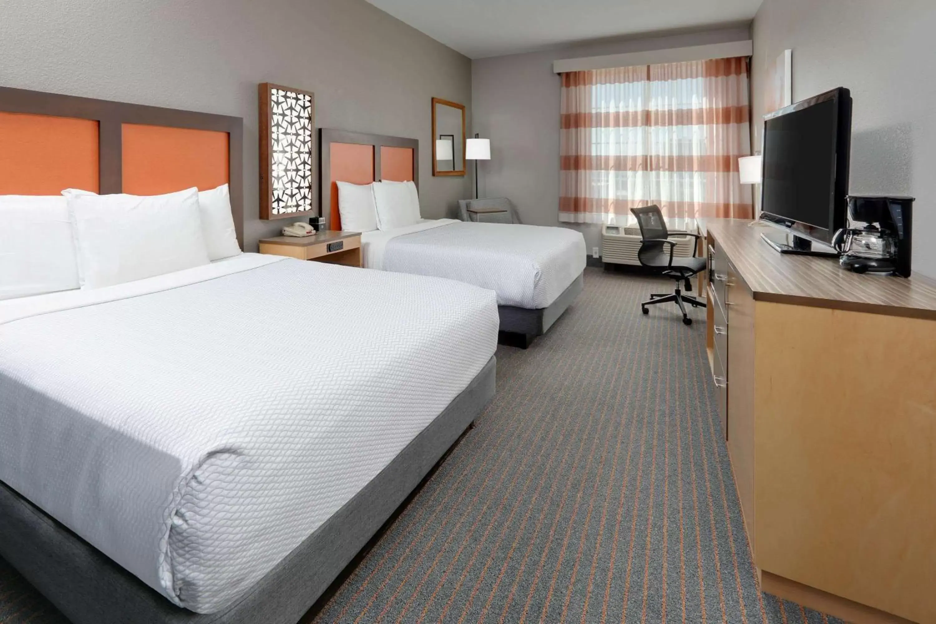 Photo of the whole room, Bed in La Quinta by Wyndham Dallas Love Field
