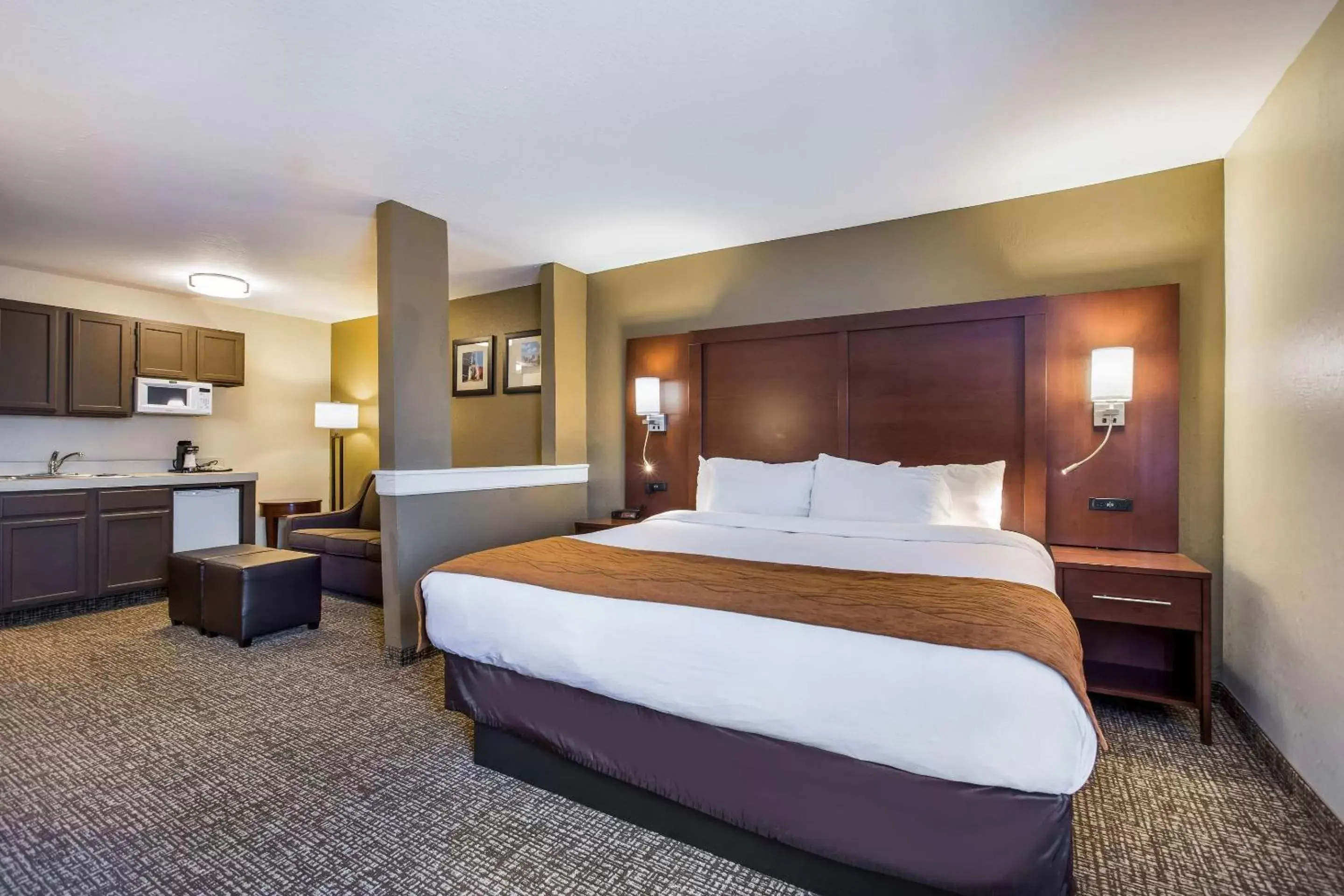 Photo of the whole room, Bed in Comfort Inn & Suites Fairborn near Wright Patterson AFB