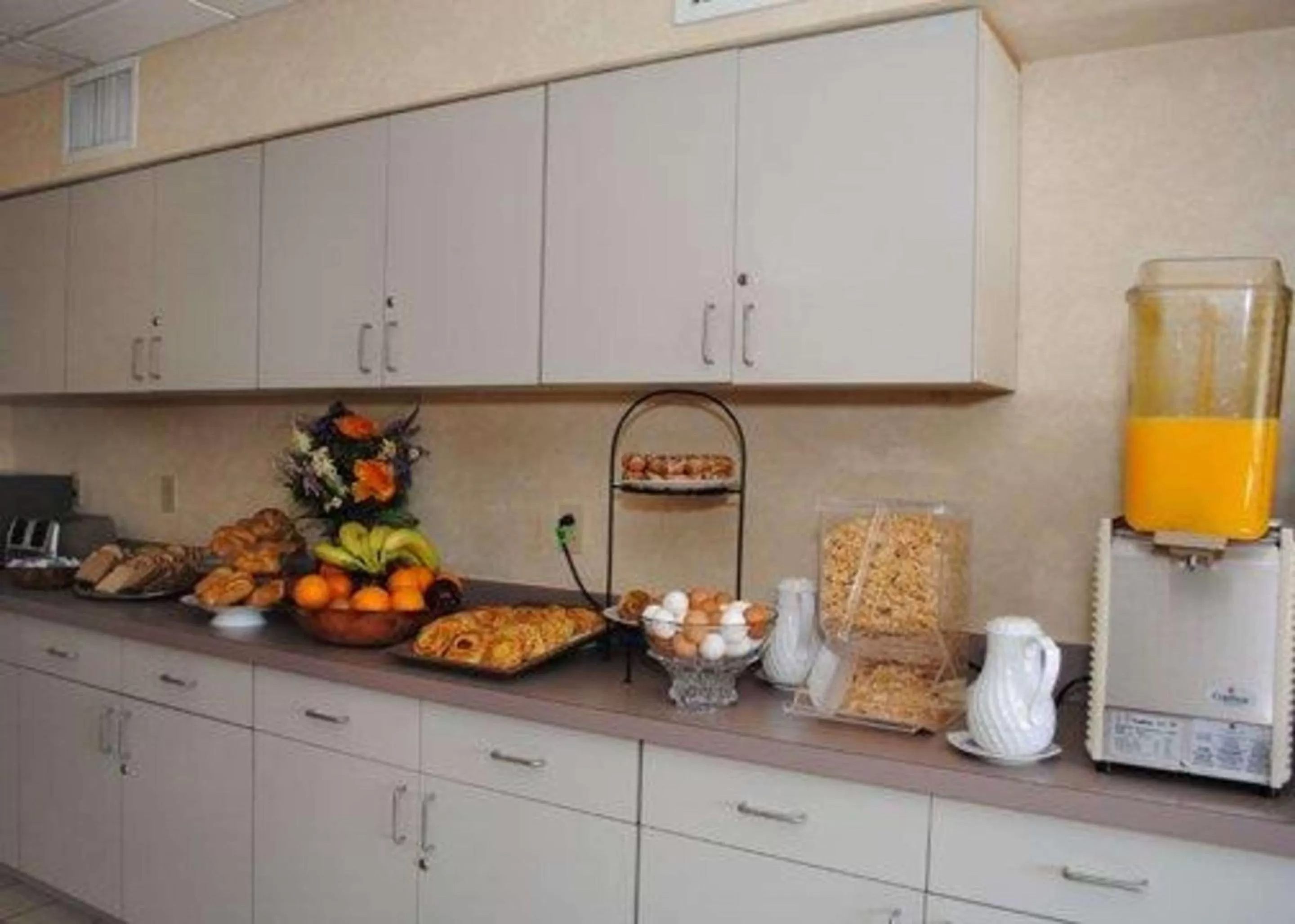 Restaurant/places to eat in Rodeway Inn Willington North