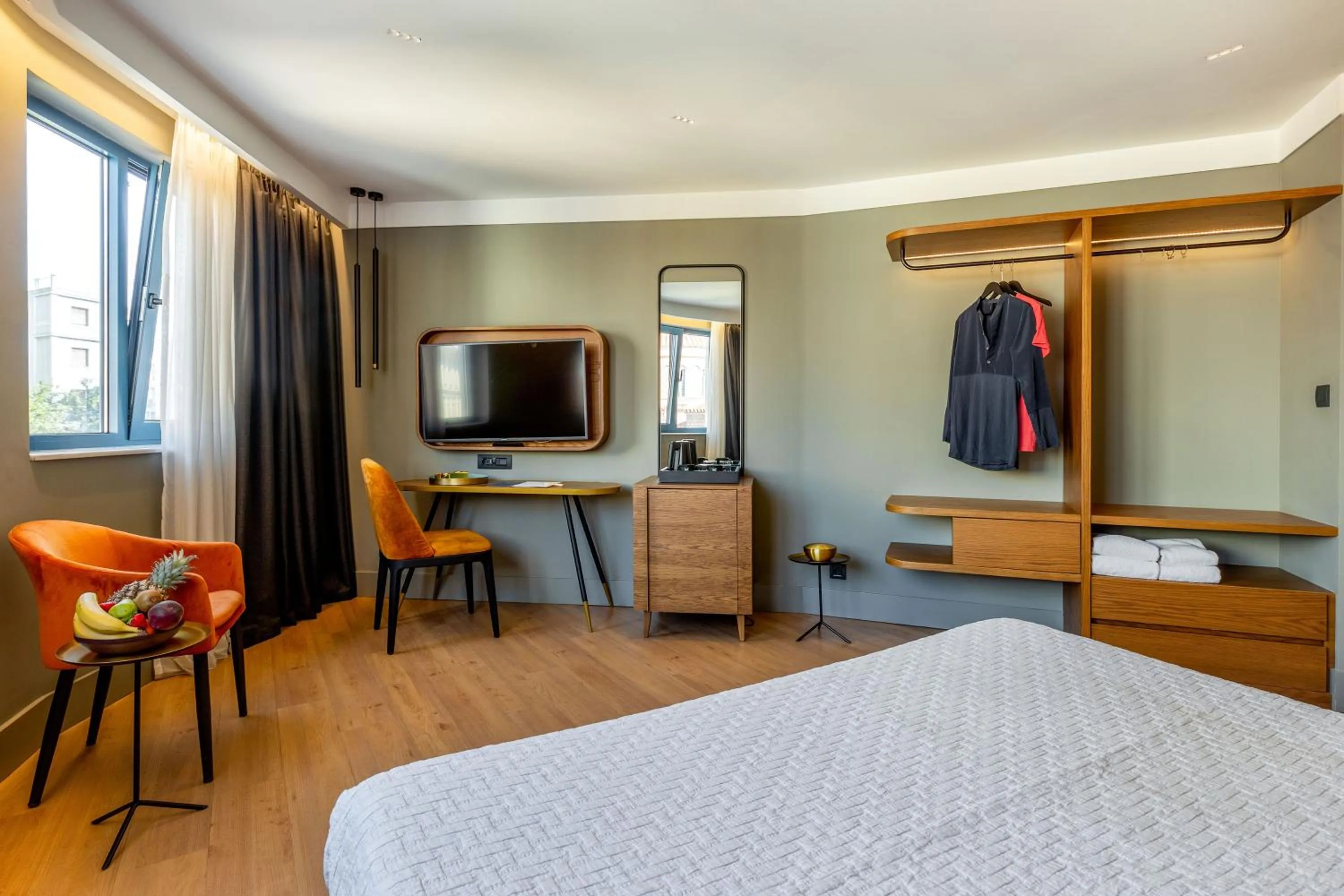 Bed, TV/Entertainment Center in Blend Hotel