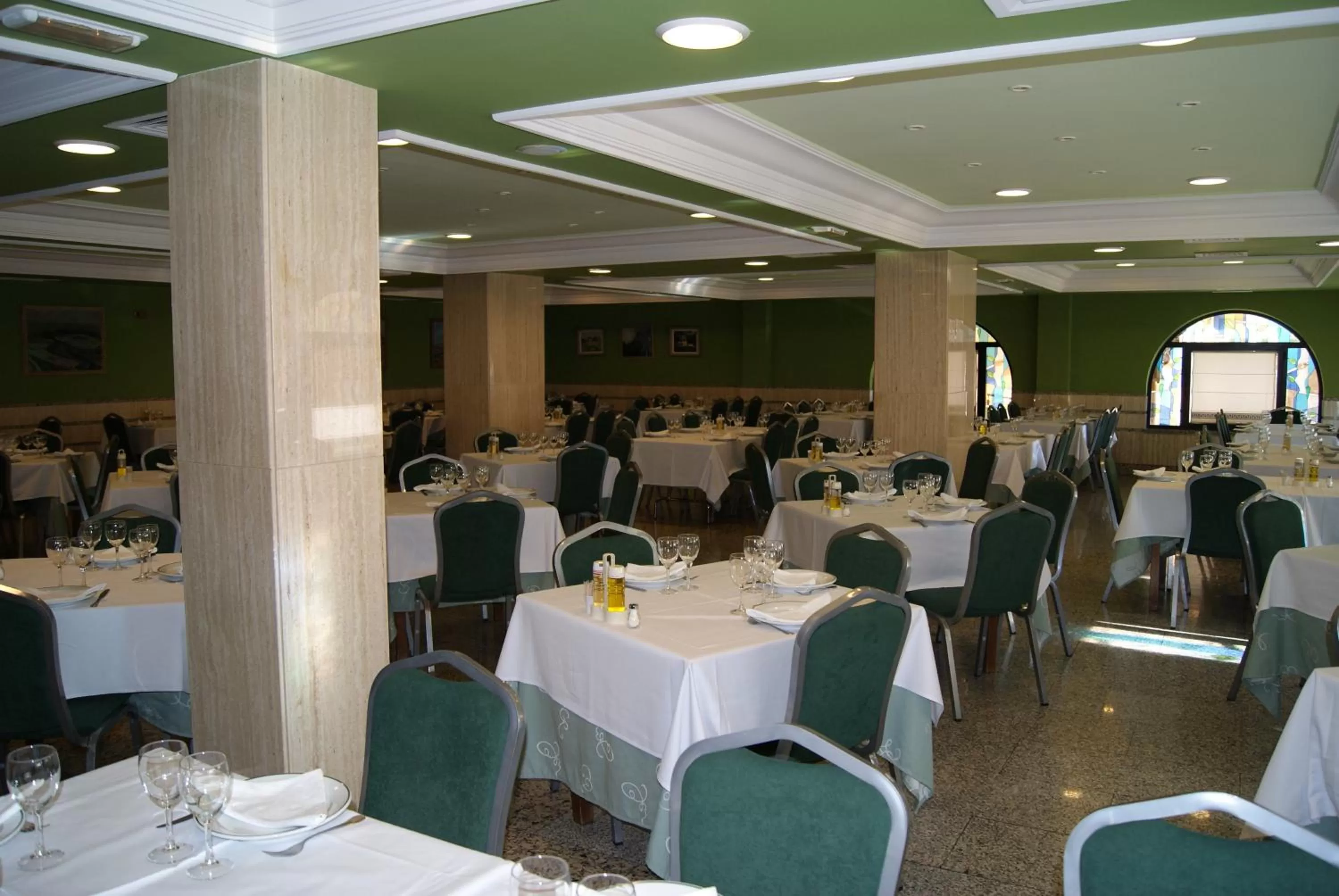 Restaurant/places to eat in Hotel Alameda