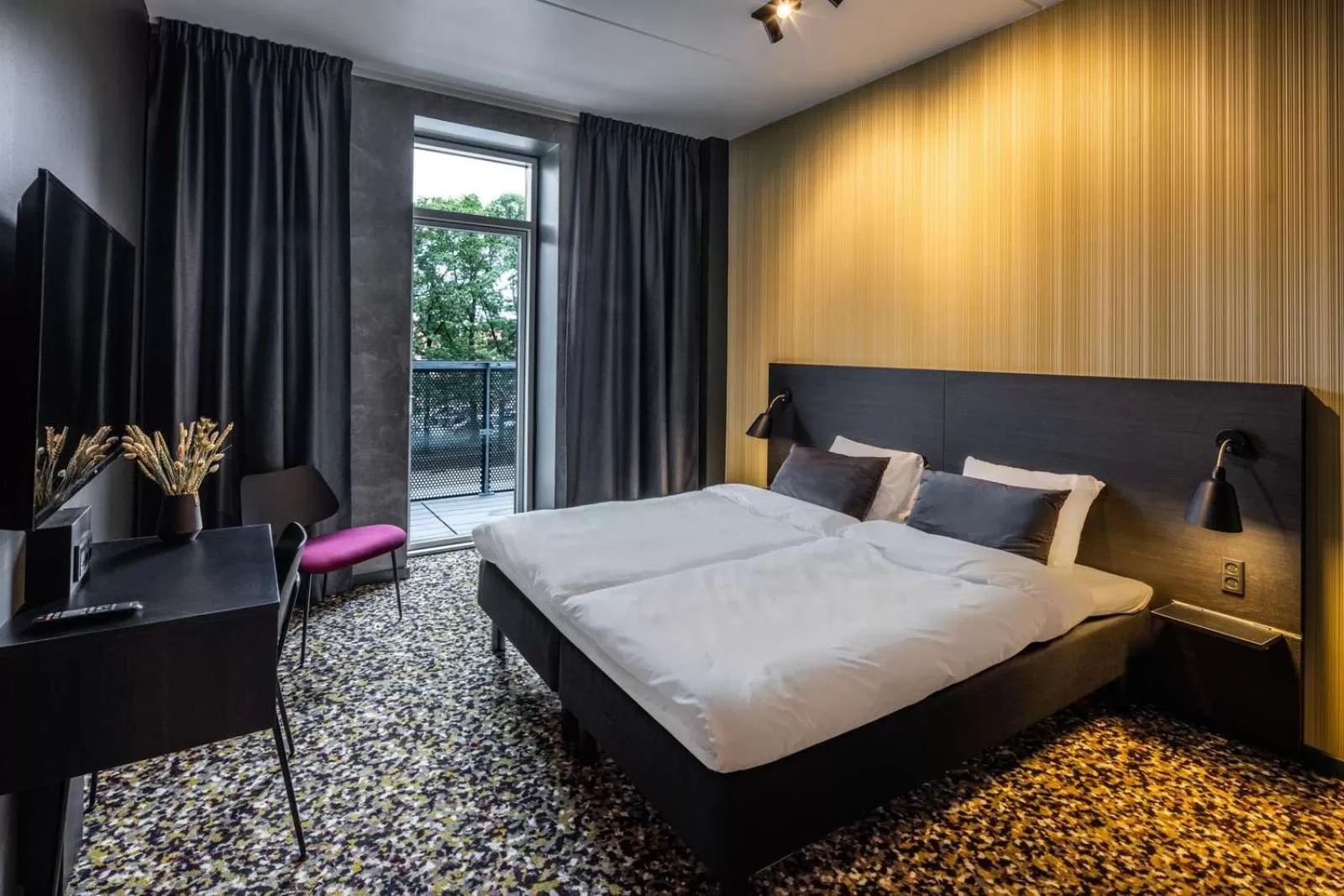 Photo of the whole room, Bed in Peak 12 Hotel