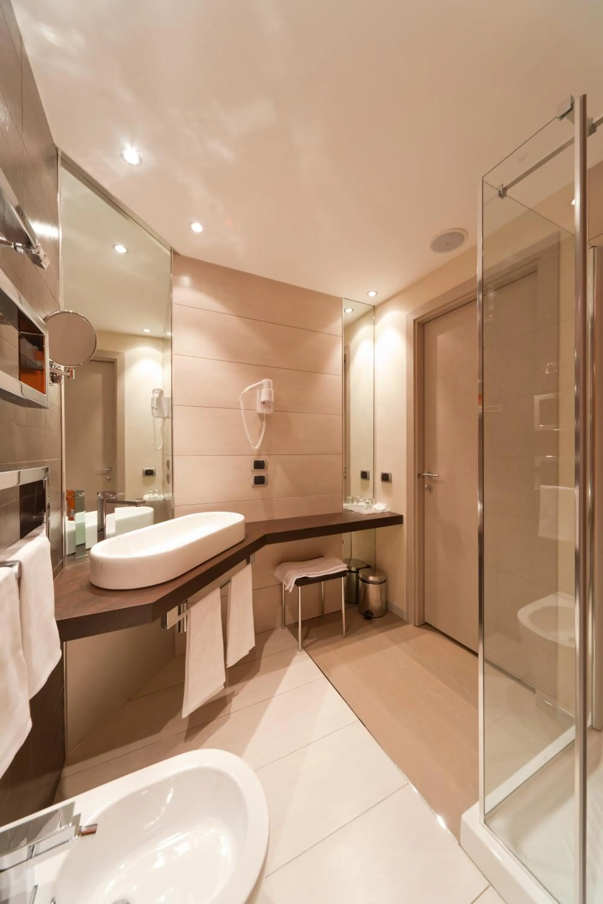 Shower in RMH MODENA DES ARTS