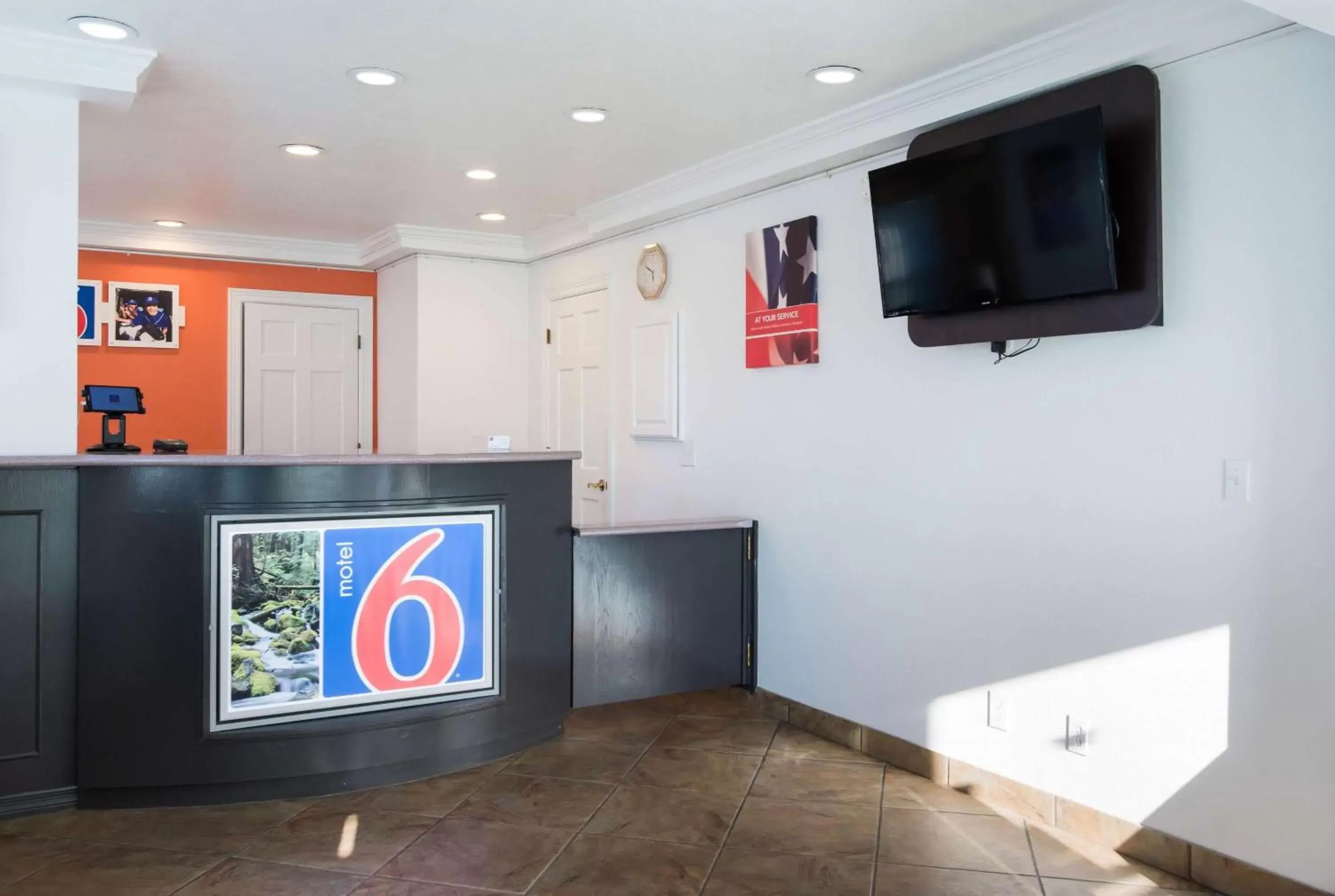 Lobby or reception, TV/Entertainment Center in Motel 6-Canby, OR