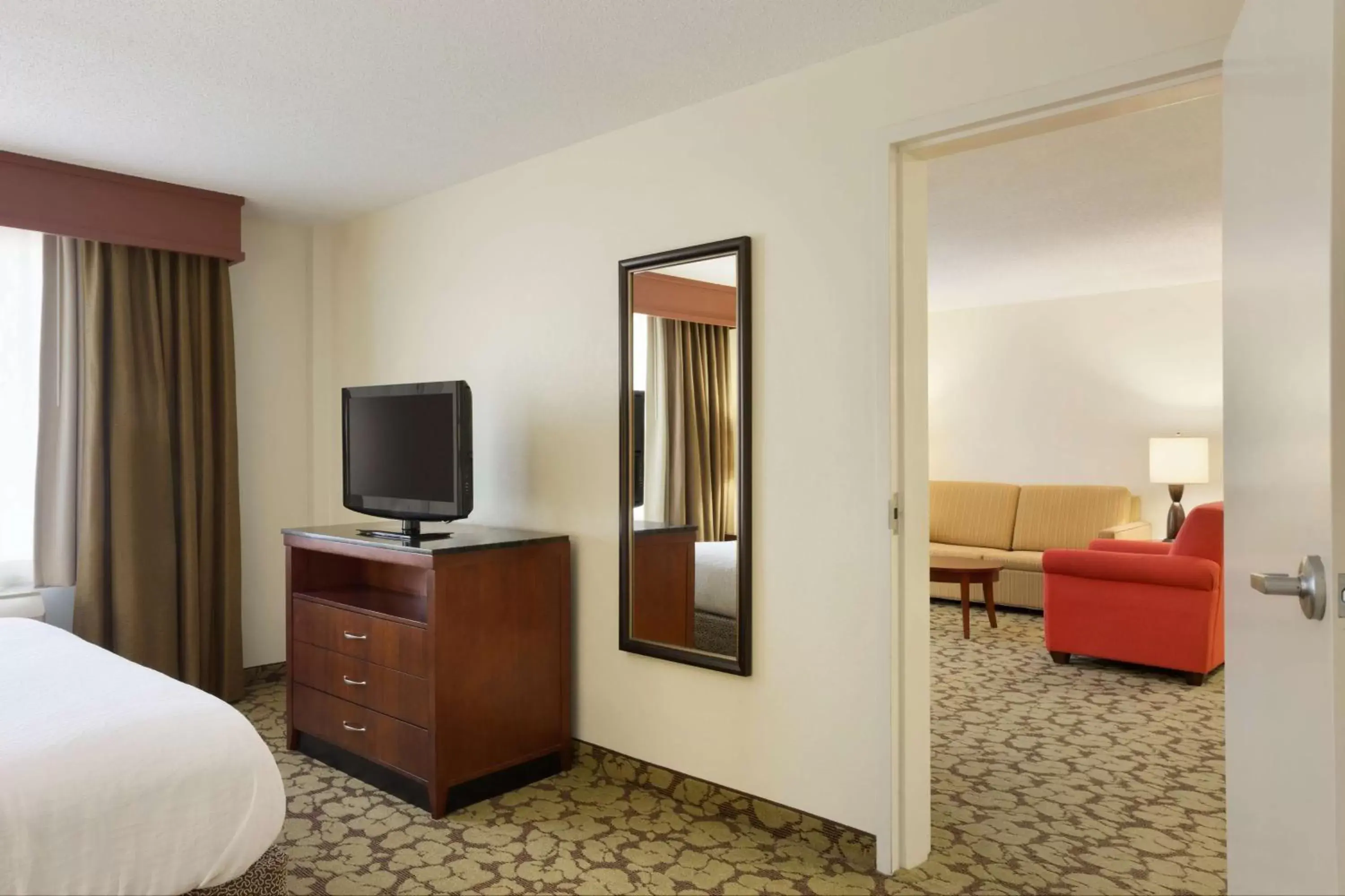 Bedroom, TV/Entertainment Center in Hilton Garden Inn West Monroe