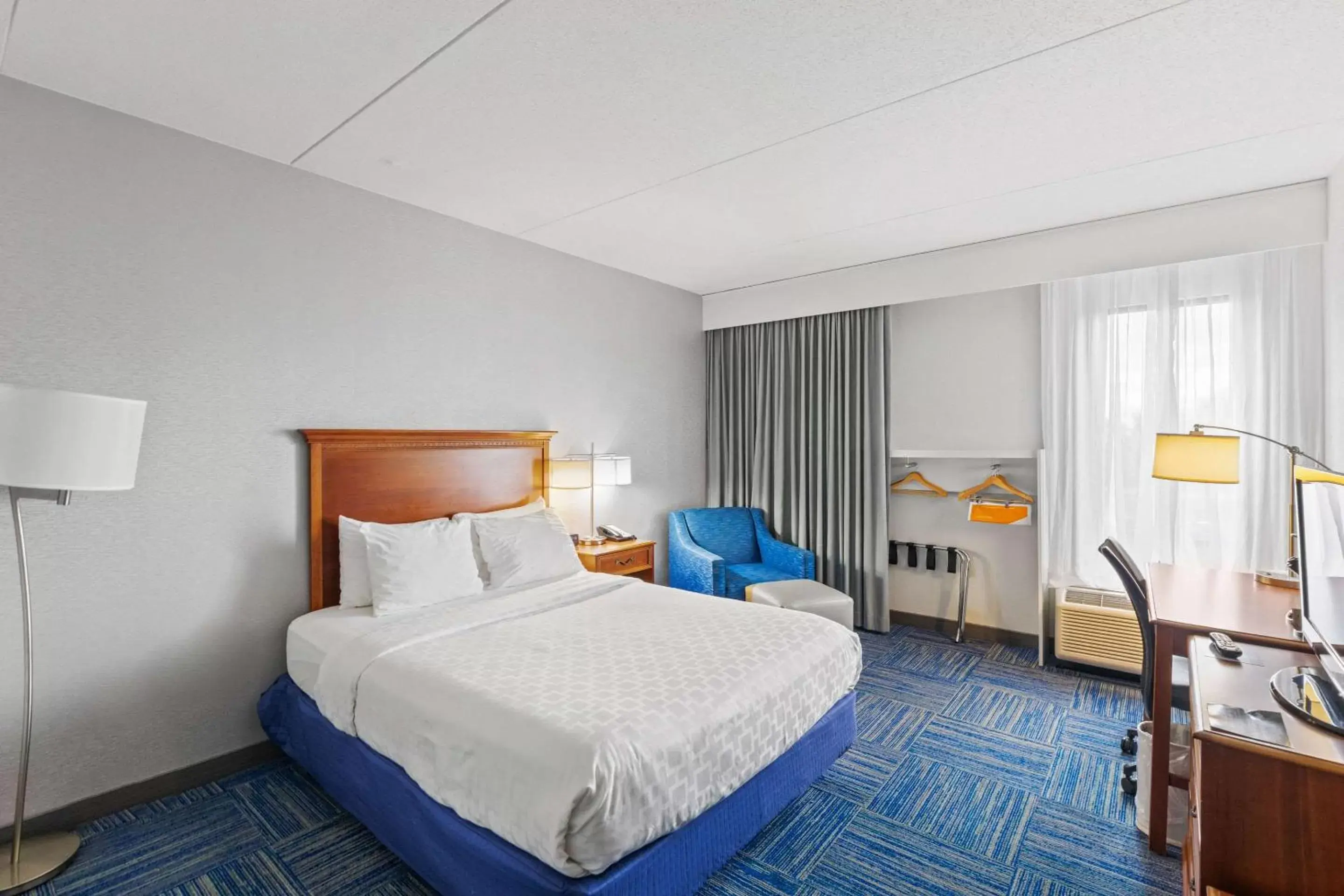 Bedroom, Bed in Allentown Park Hotel, Ascend Hotel Collection