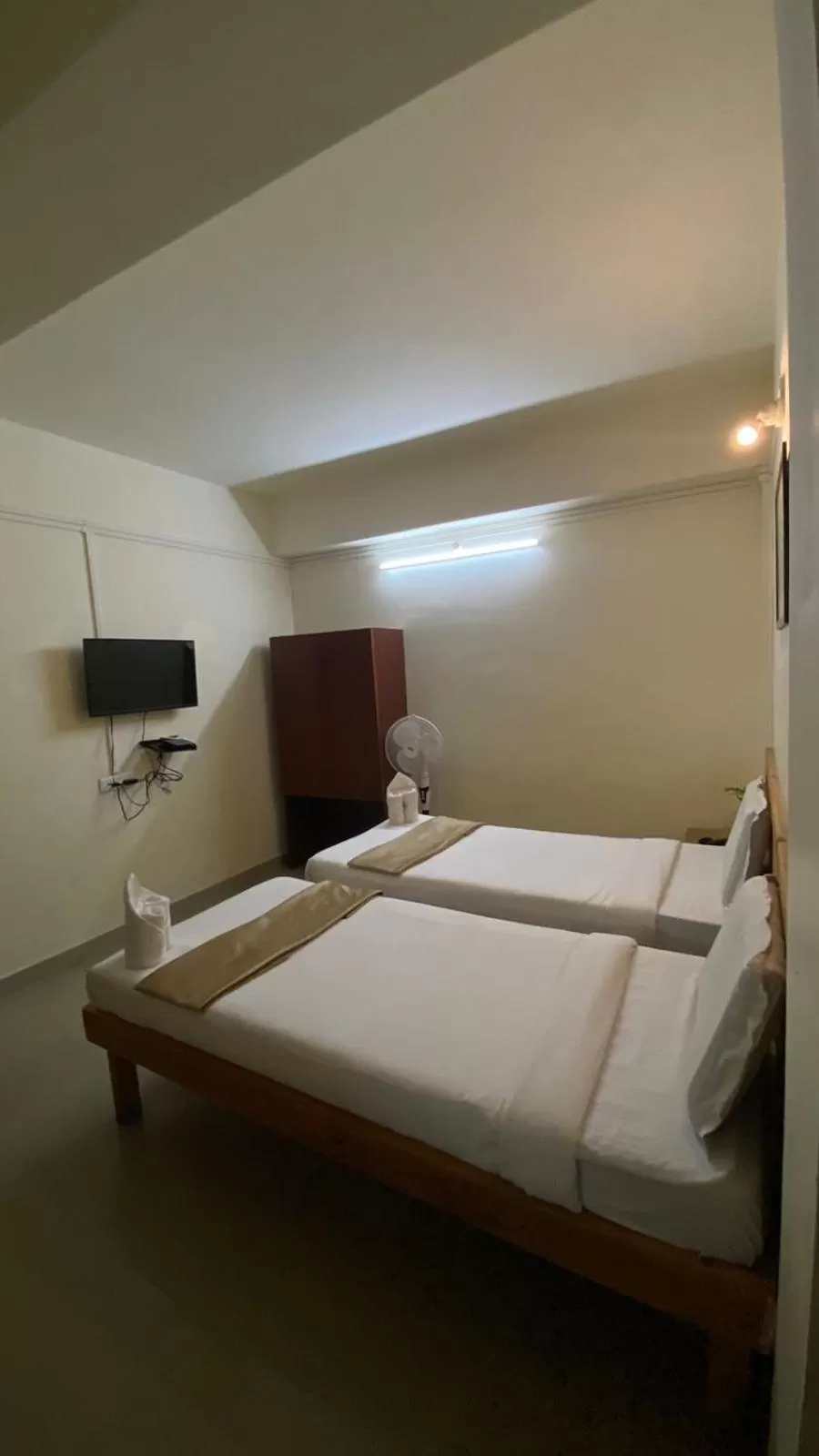 Bed in Hotel Travellers INN