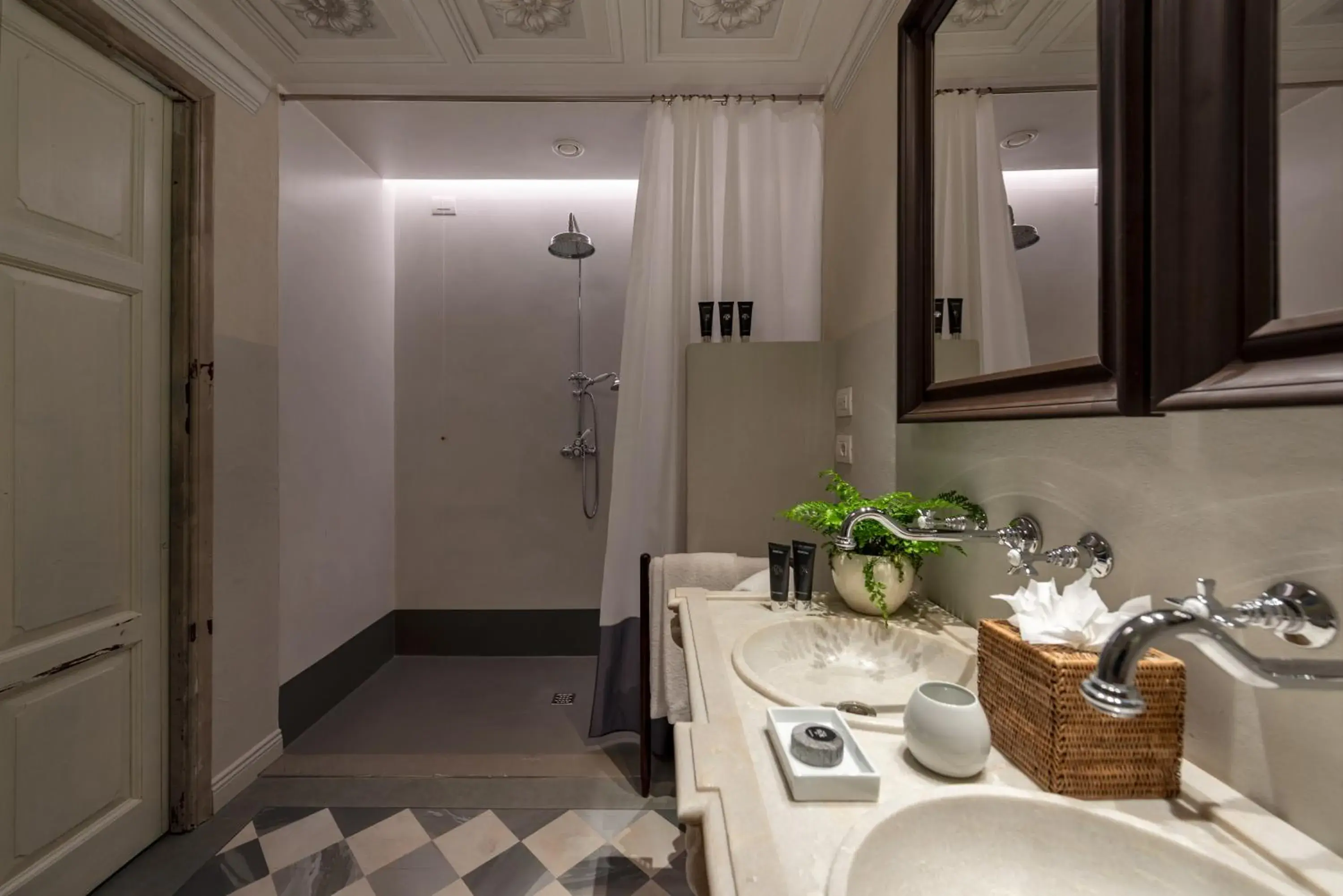 Shower, Bathroom in Il Salviatino