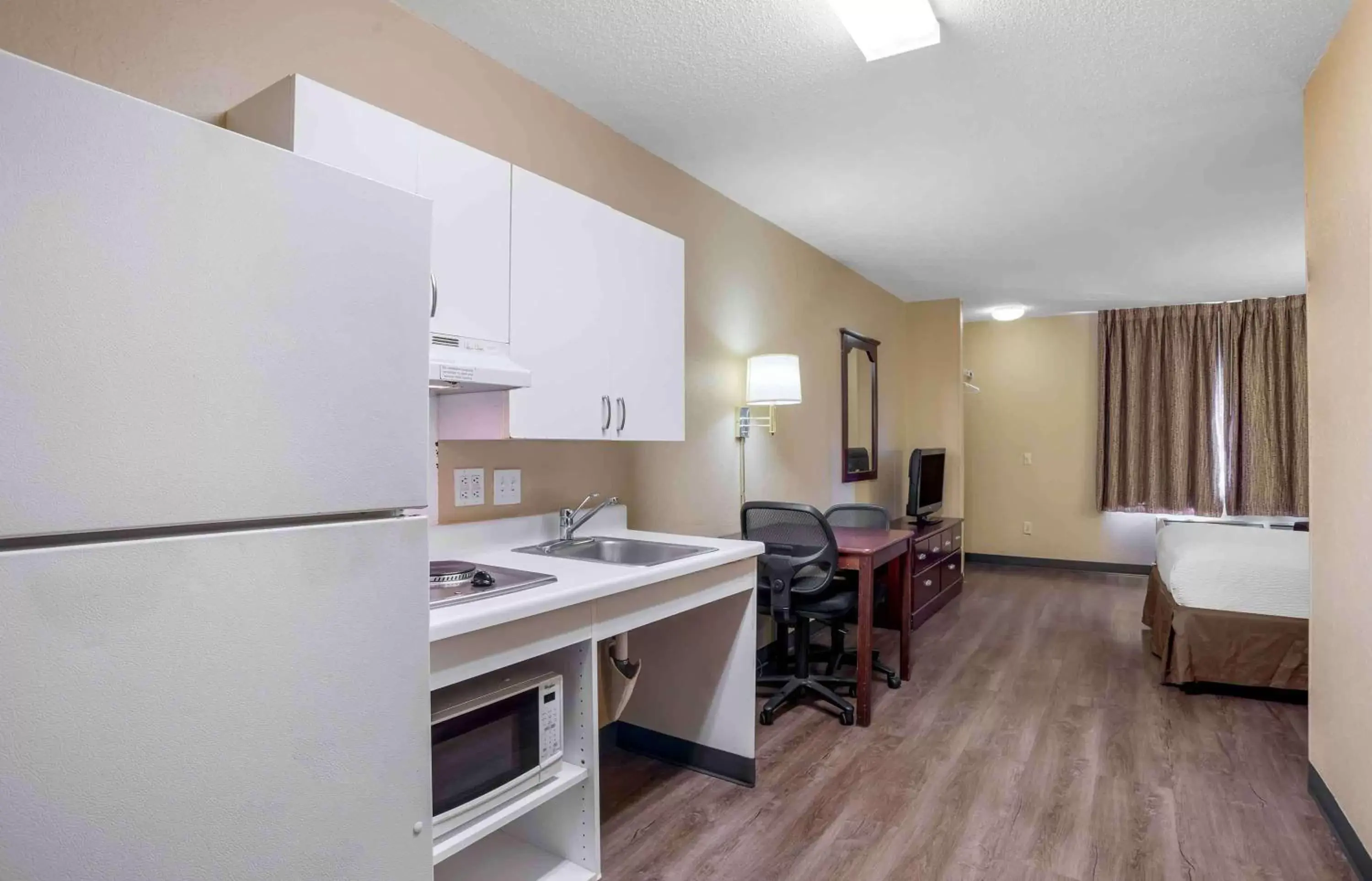 Bedroom, Kitchen/Kitchenette in Extended Stay America Suites - Pensacola - University Mall