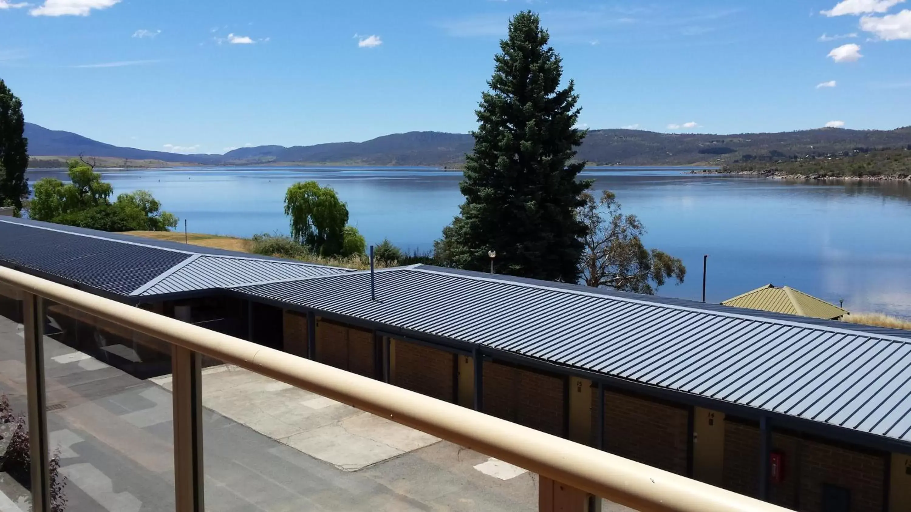 Balcony/Terrace, River View in Lake Jindabyne Hotel