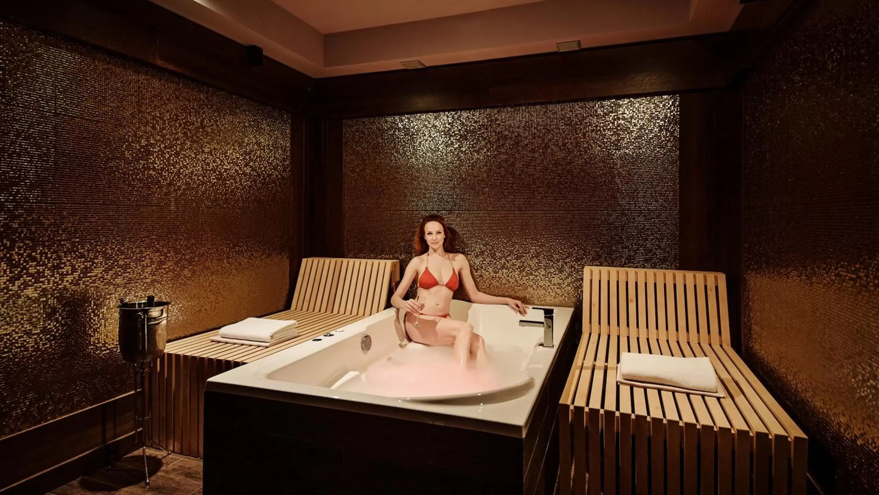 Hot Spring Bath in Grandezza Hotel Luxury Palace