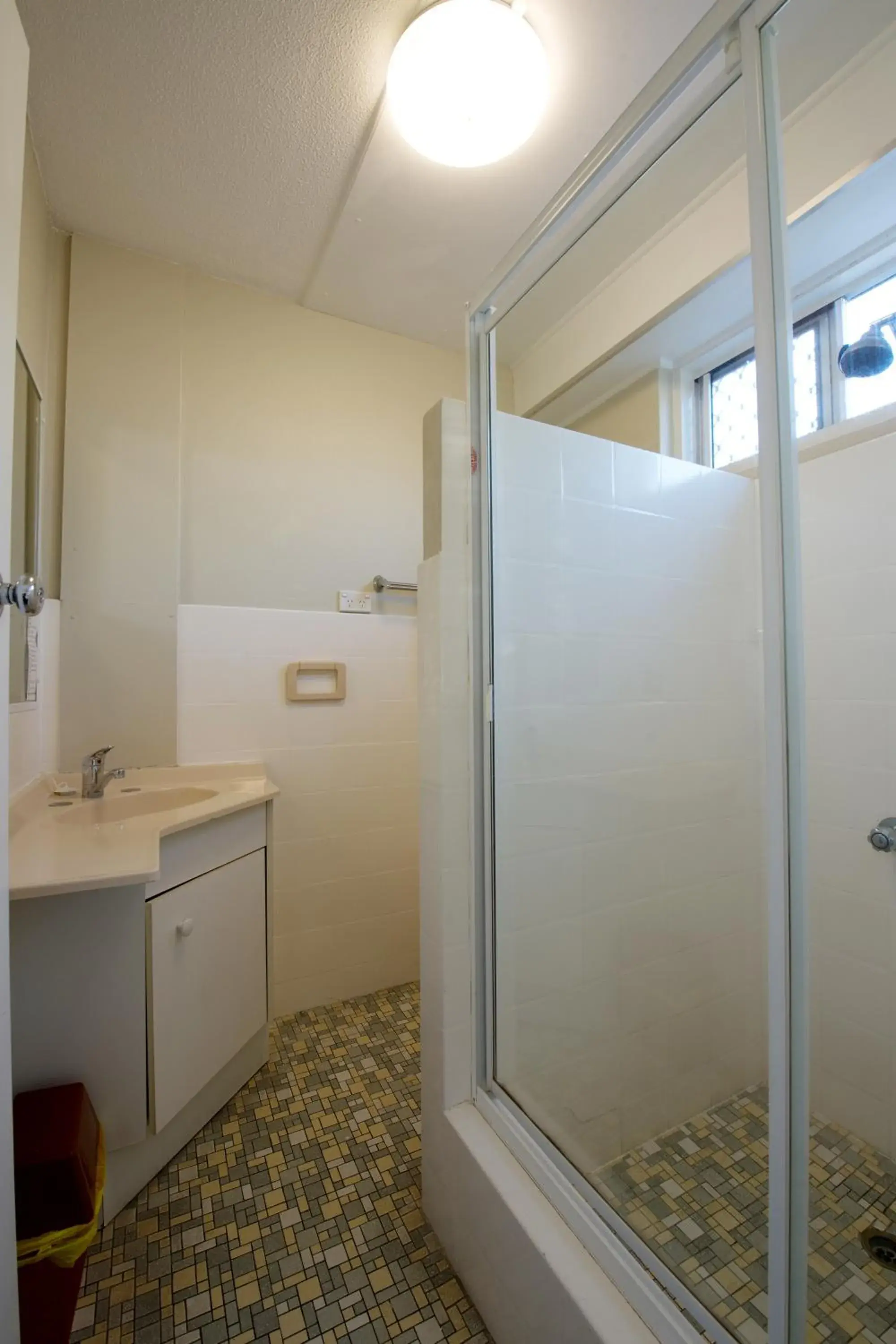 Bathroom, Kitchen/Kitchenette in Mineral Sands Motel