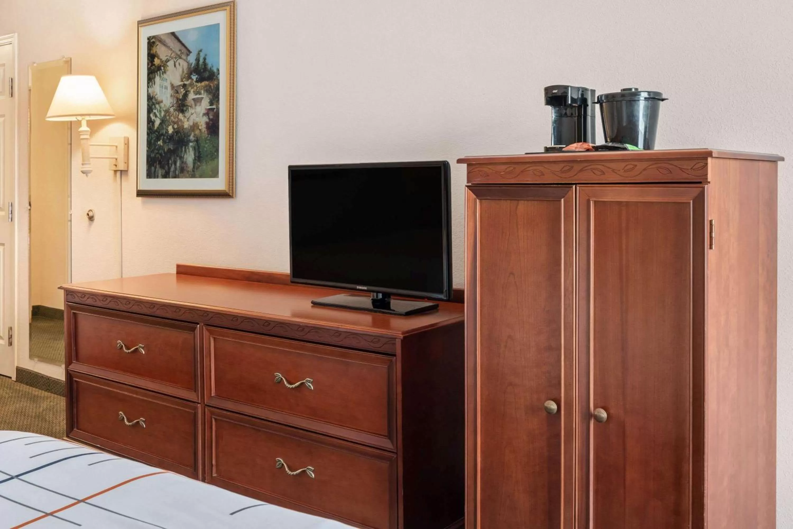 King Room with Bath Tub - Mobility/Hearing Accessible - Non-Smoking in La Quinta Inn and Suites Fort Myers I-75