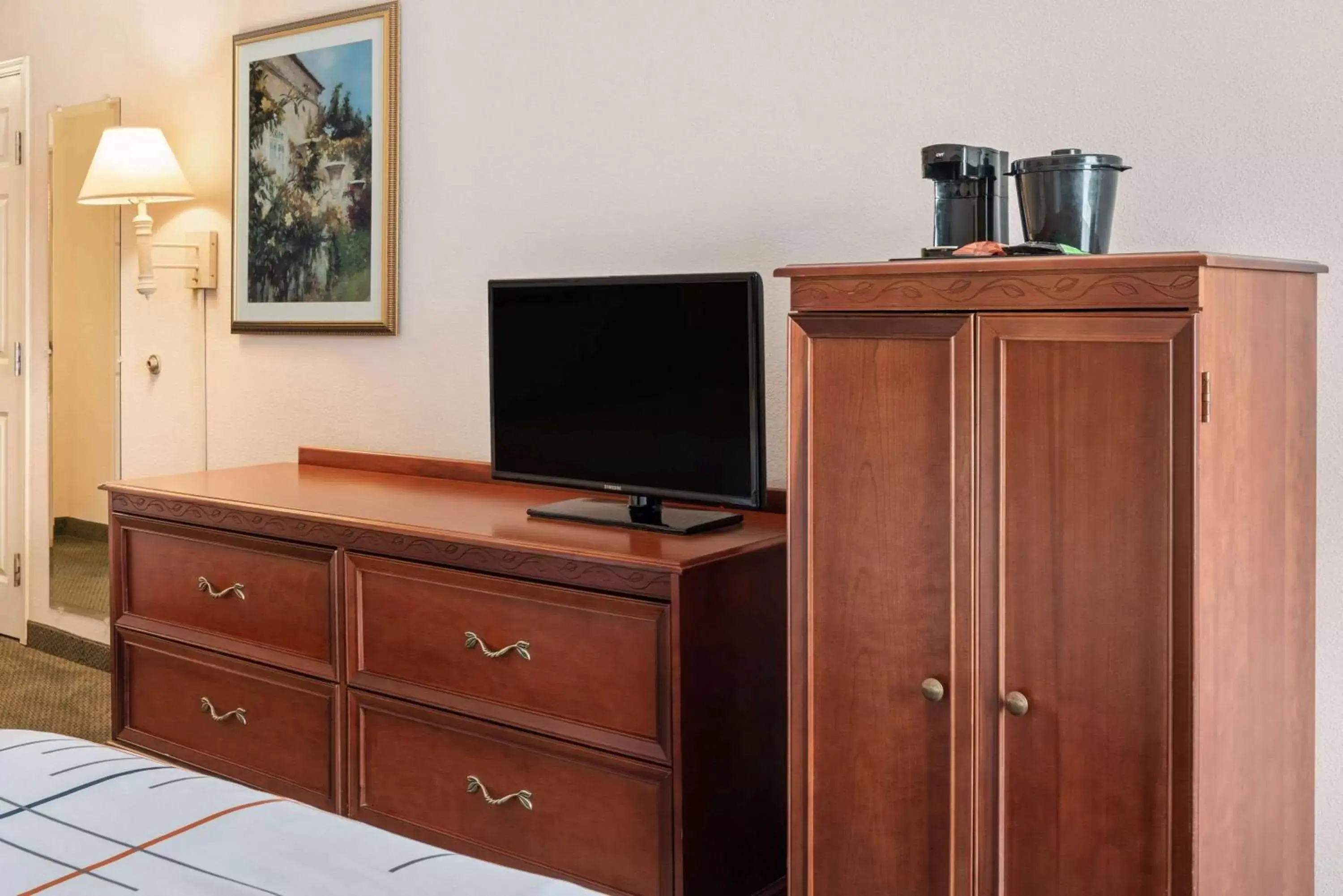 Photo of the whole room, TV/Entertainment Center in La Quinta Inn and Suites Fort Myers I-75