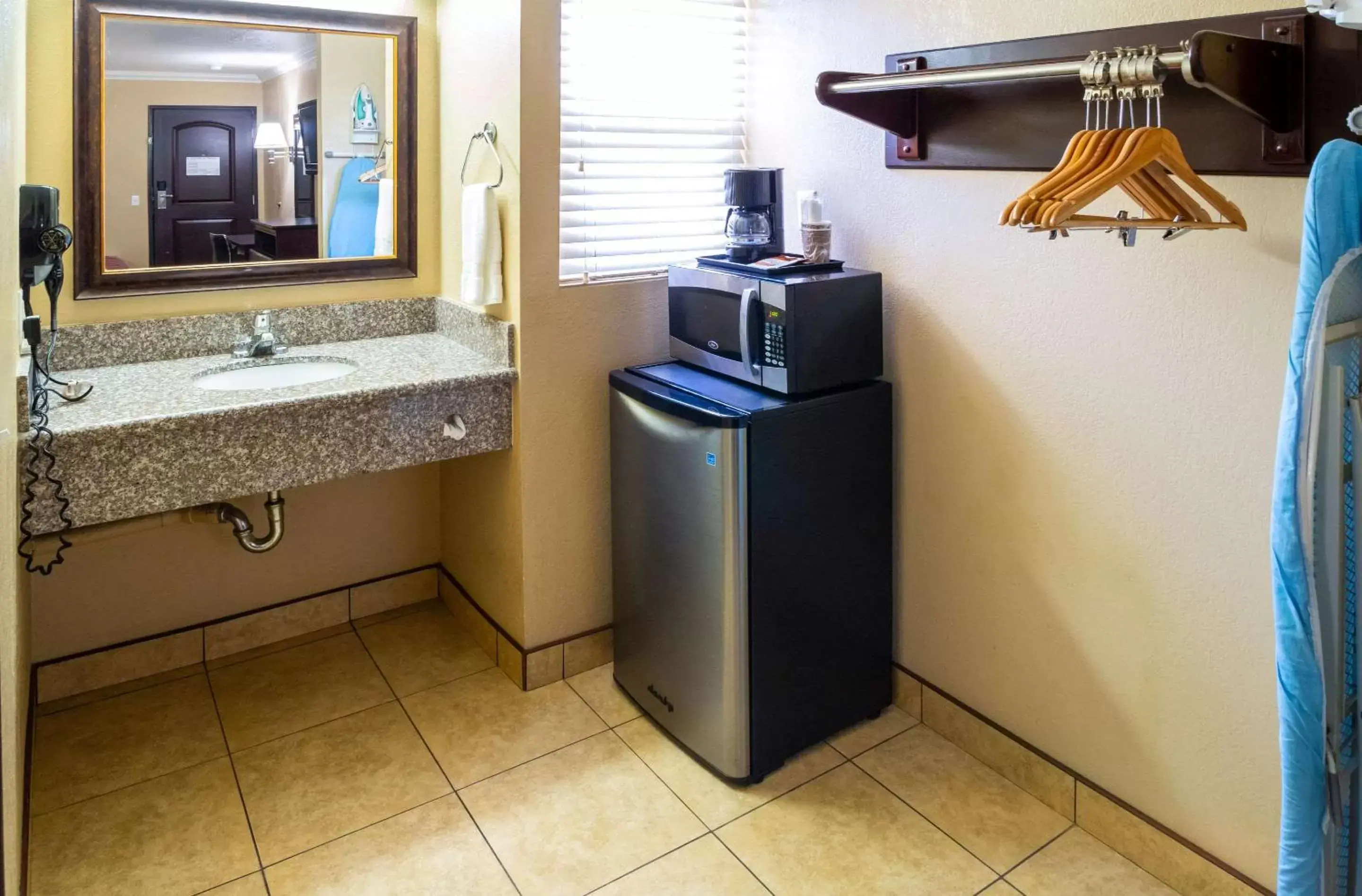 Photo of the whole room, Kitchen/Kitchenette in Econo Lodge Inn & Suites Fallbrook Downtown