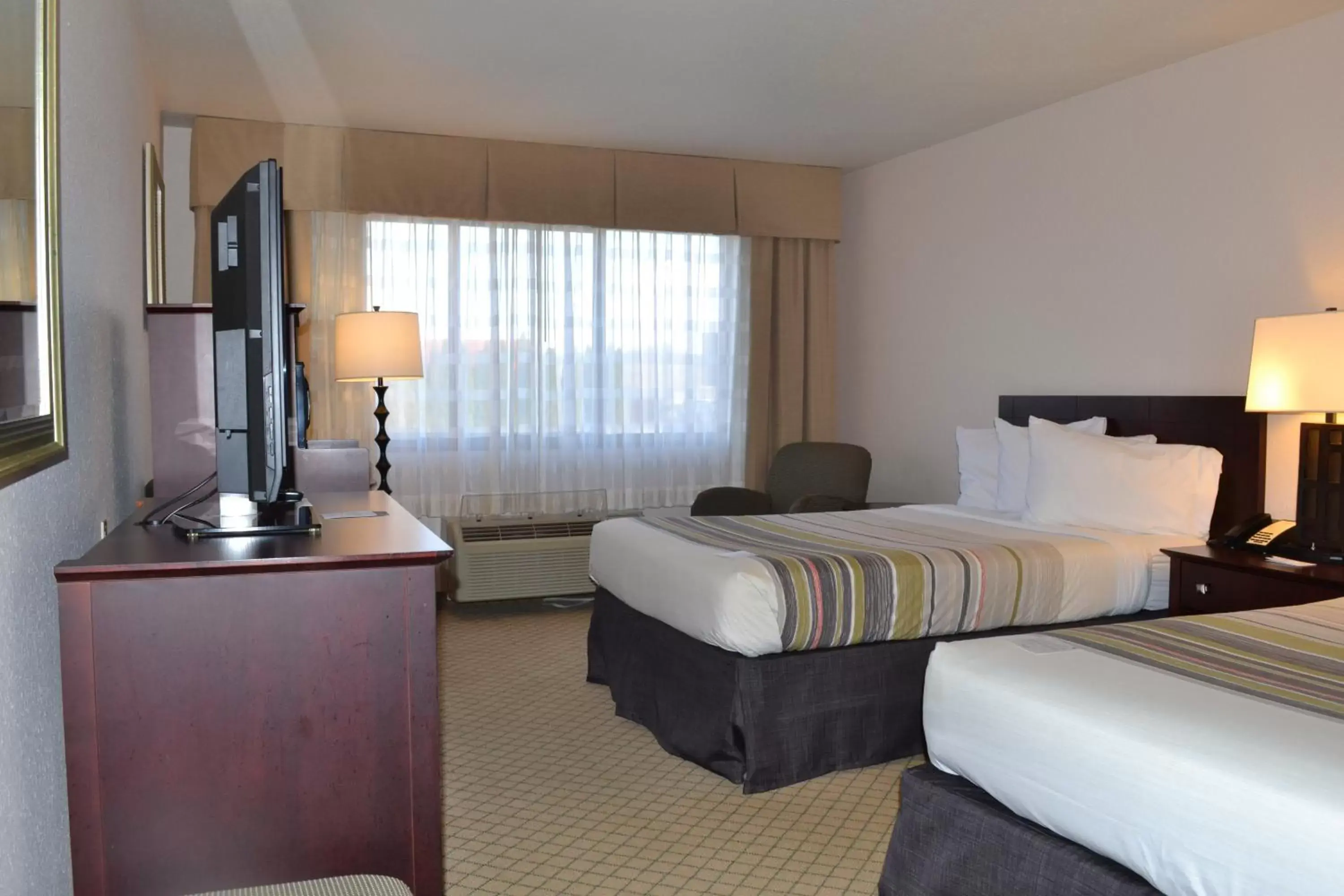 Bed in Country Inn & Suites by Radisson, Abingdon, VA