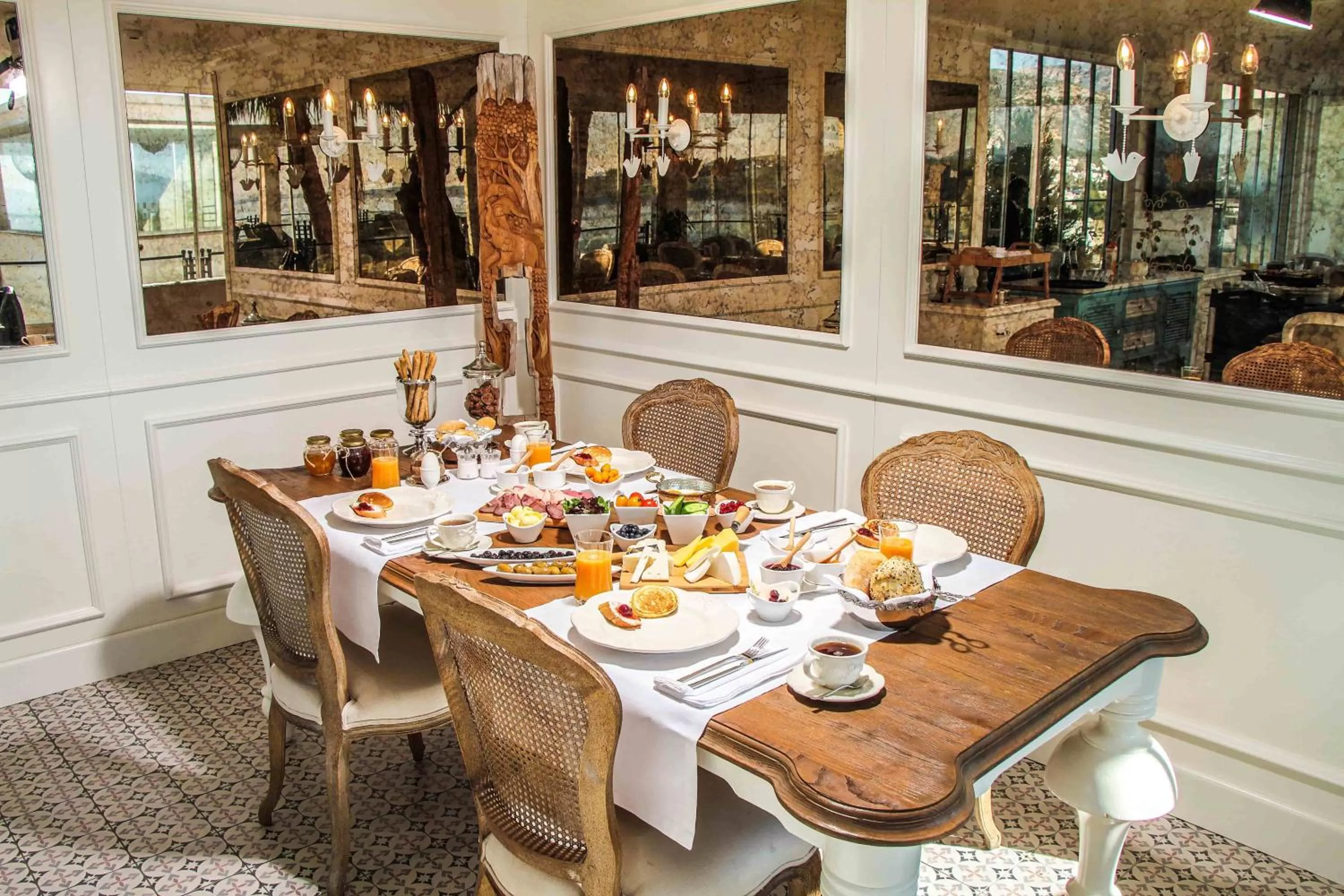 Restaurant/places to eat in Ena Boutique Hotel & Residences