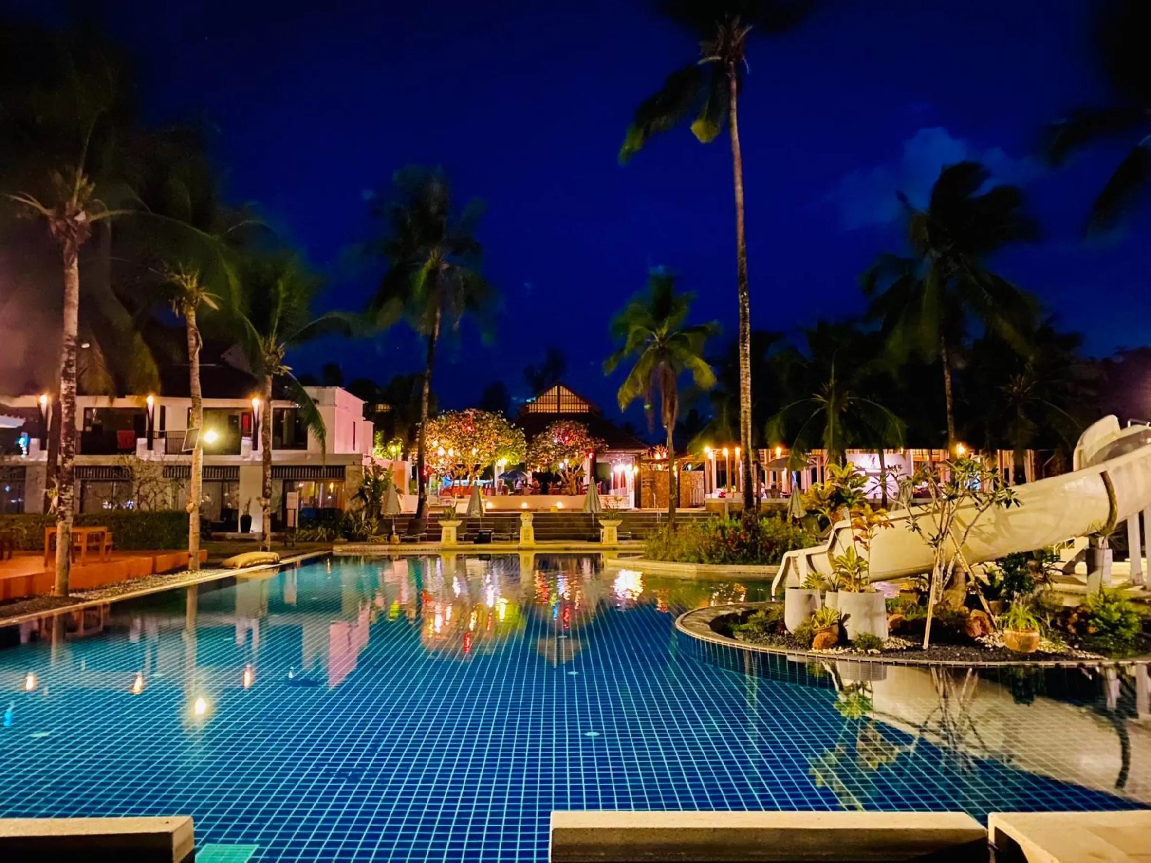 Swimming pool in Palm Galleria Resort