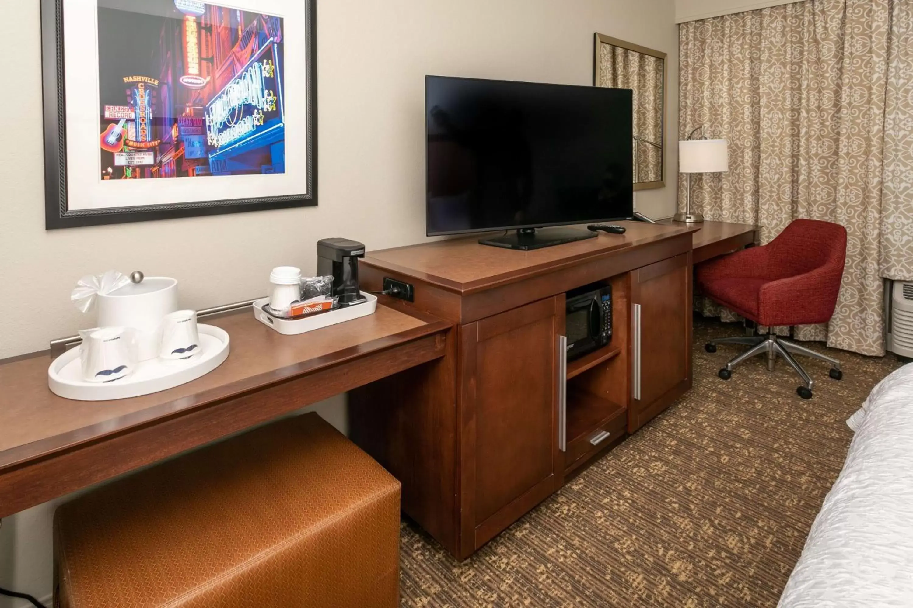 Bedroom, TV/Entertainment Center in Hampton Inn & Suites Nashville-Green Hills