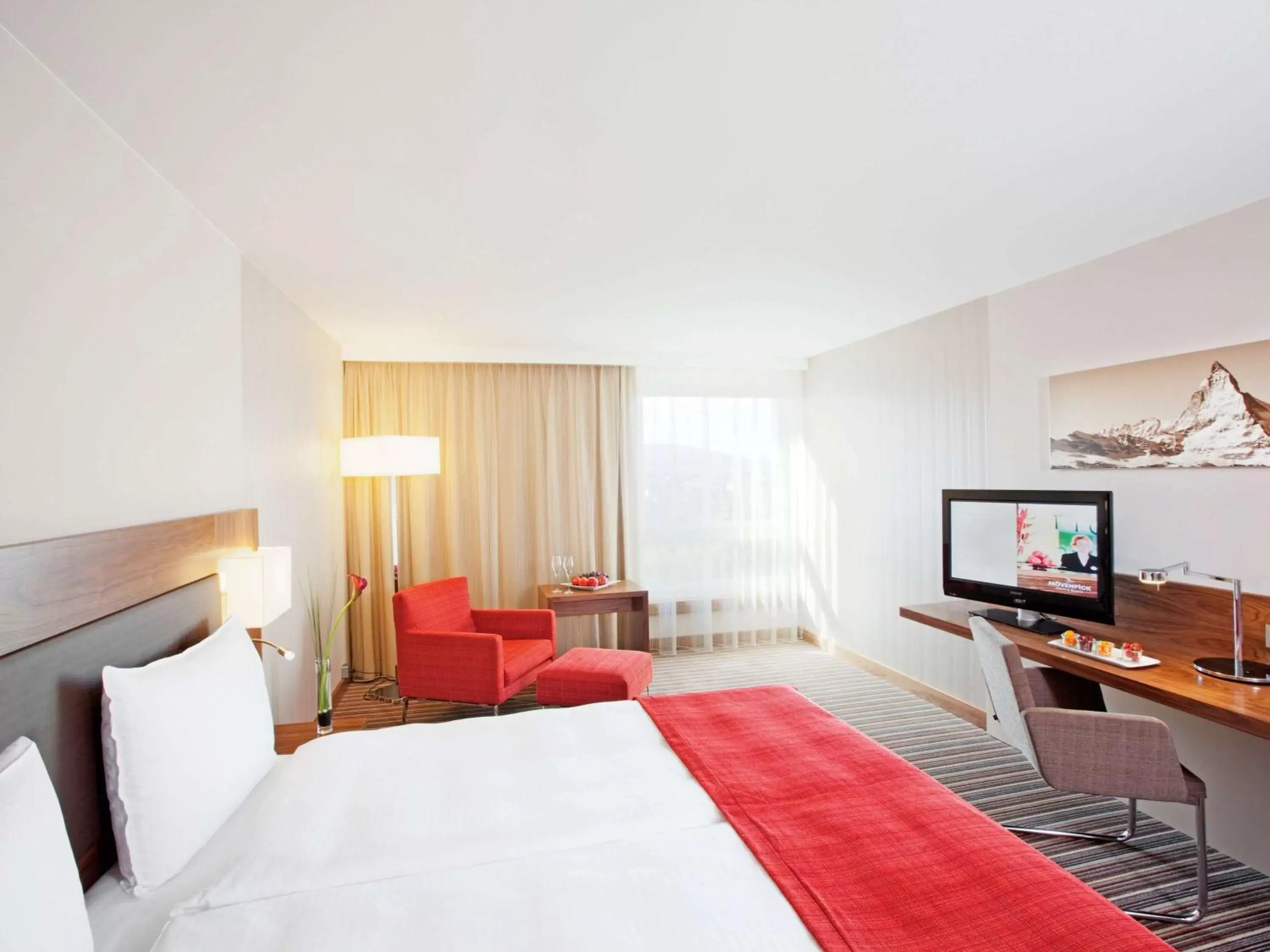 Photo of the whole room, Bed in Mövenpick Hotel Zurich Airport