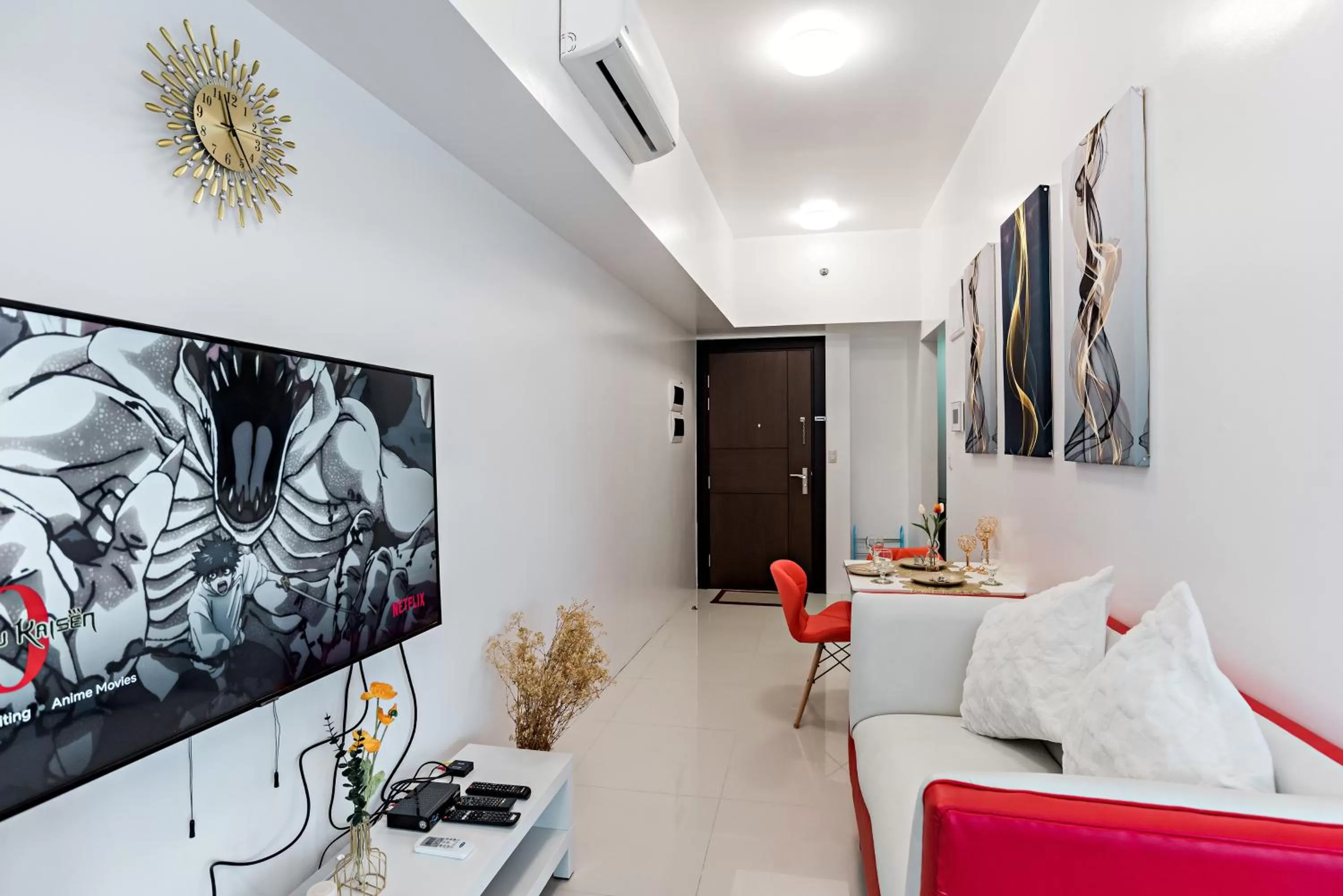 Communal lounge/ TV room in 1BR Suite in Uptown BGC