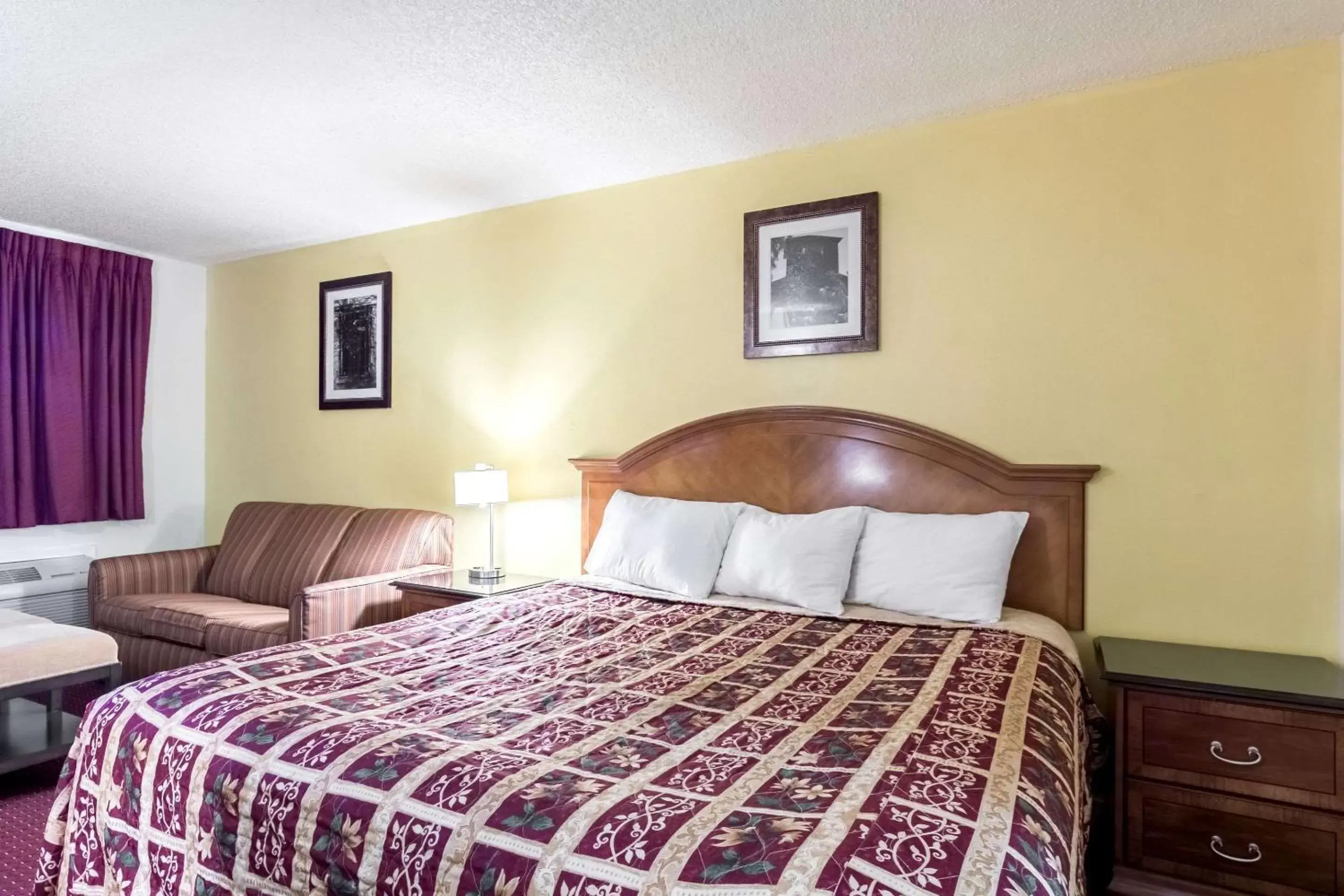 Photo of the whole room, Bed in HillView Inn at Six Flags Fiesta