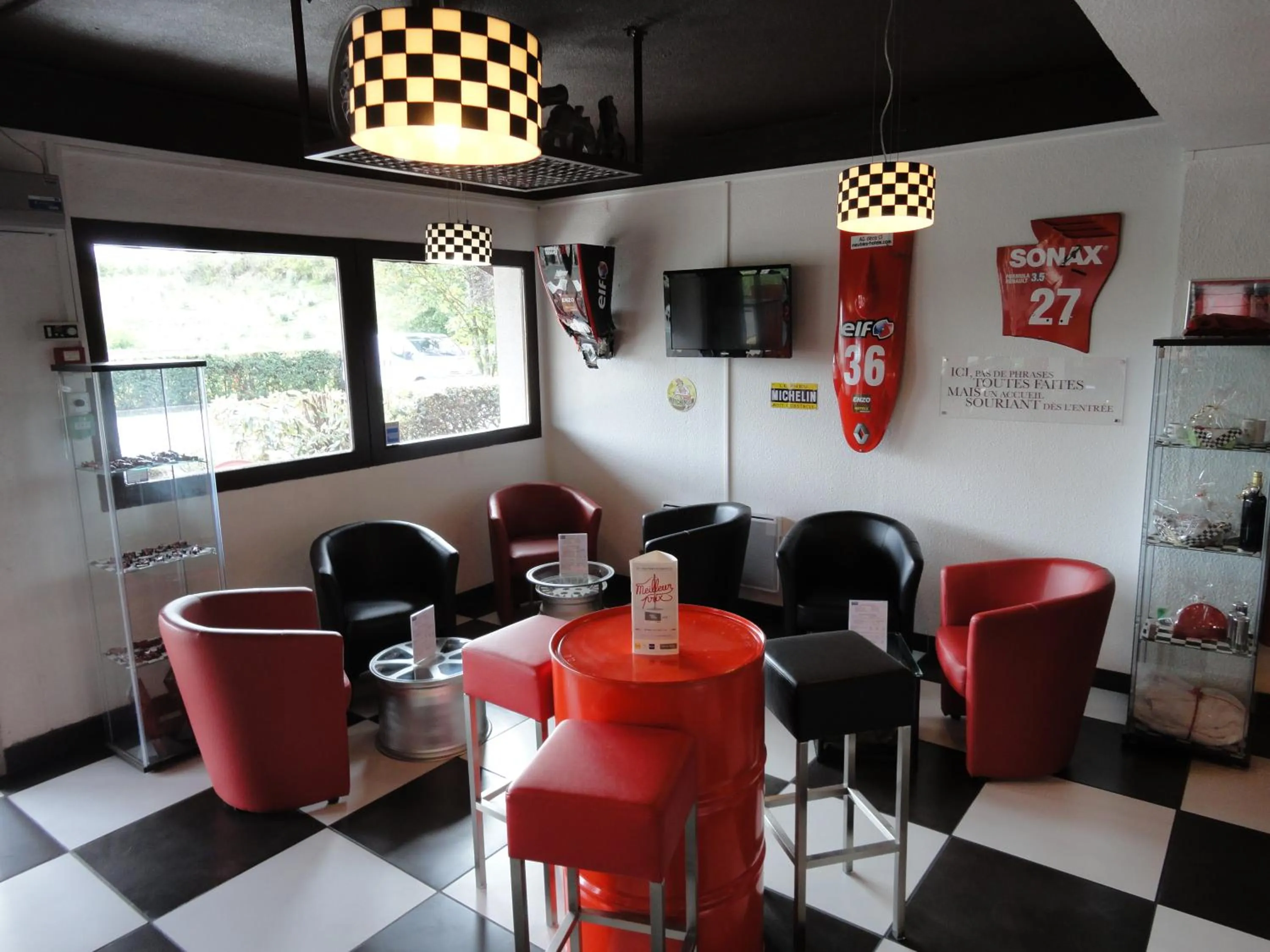 Lounge or bar in Enzo Hotels Vierzon by Kyriad Direct