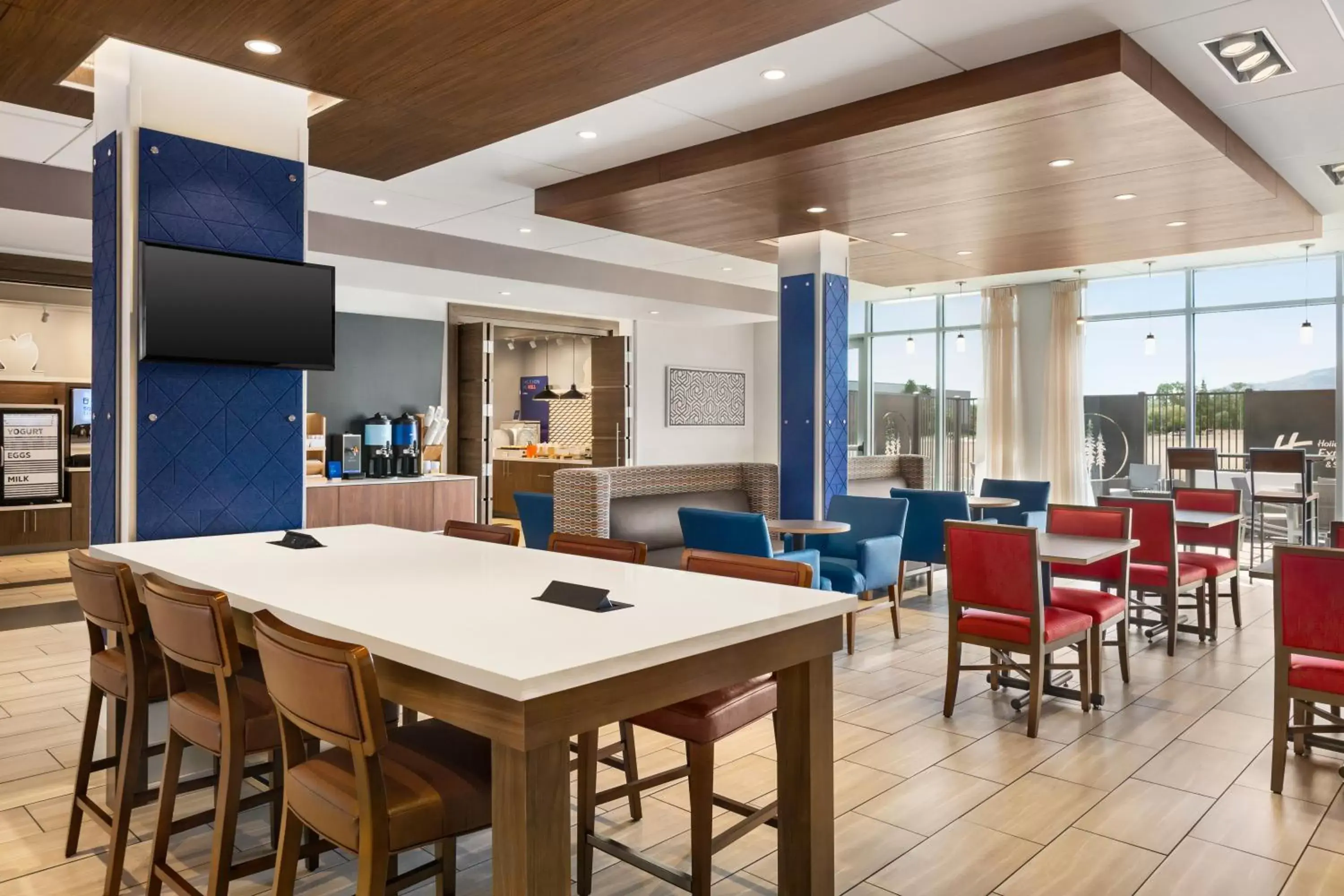 Restaurant/places to eat, Lounge/Bar in Holiday Inn Express & Suites - Ukiah, an IHG Hotel
