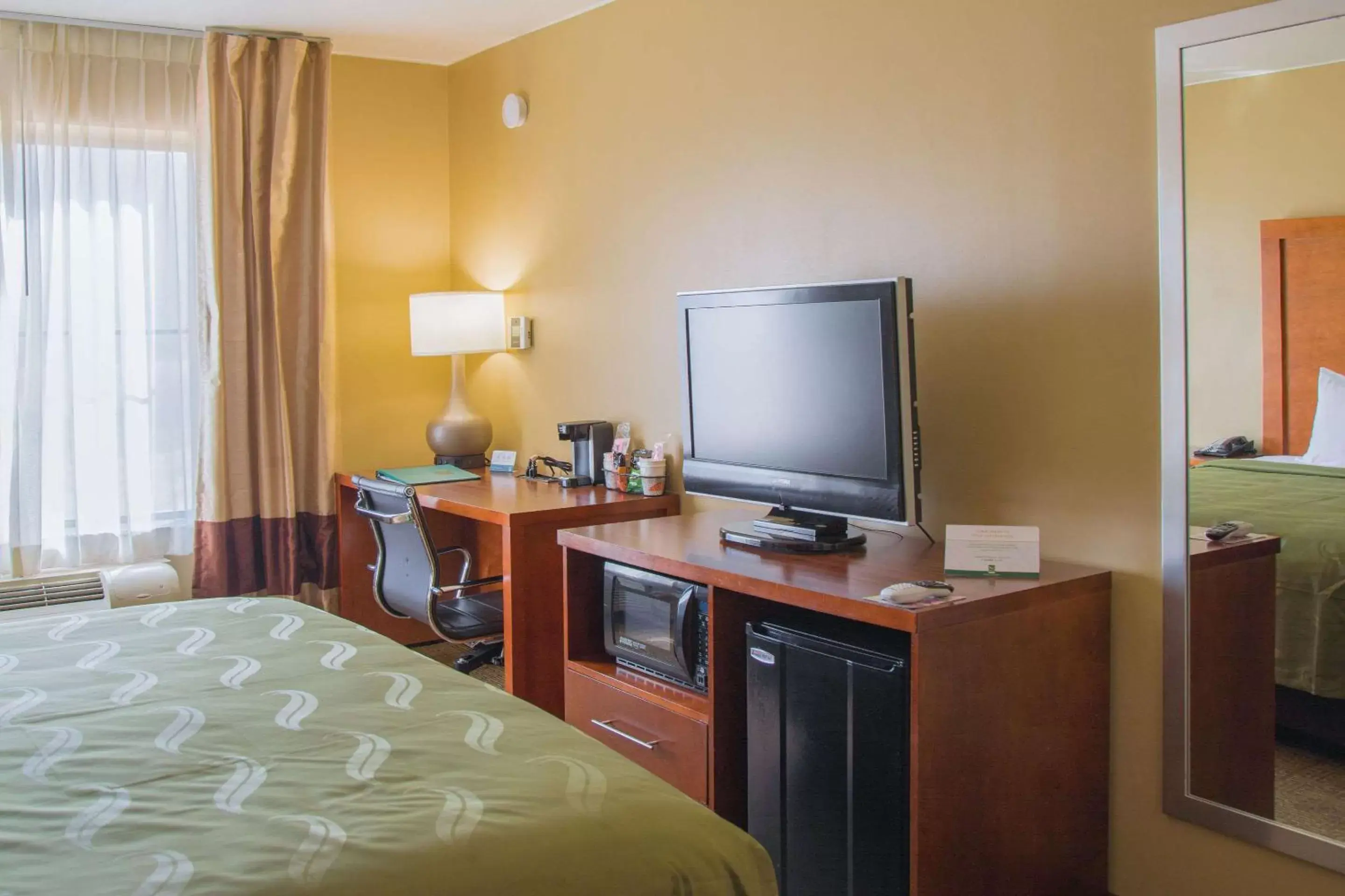 Photo of the whole room, TV/Entertainment Center in Quality Inn Merced Gateway to Yosemite