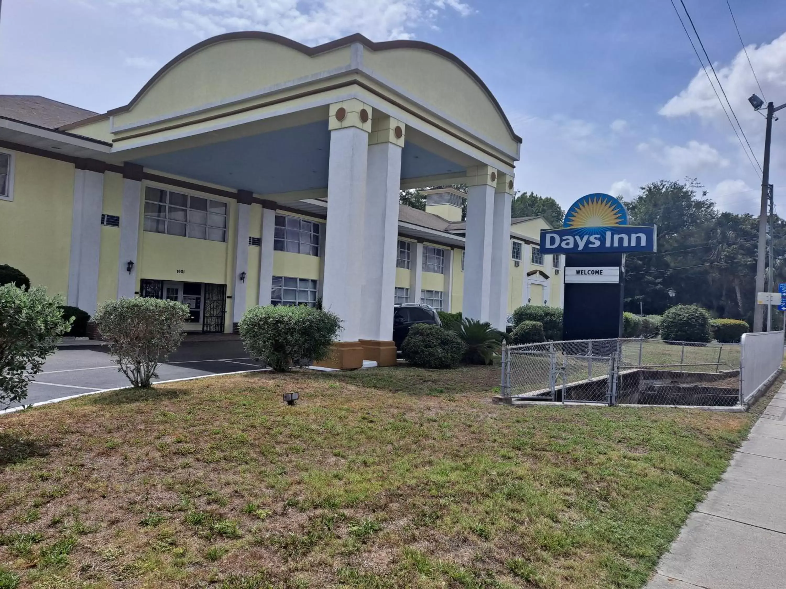 Facade/entrance, Property Building in Days Inn by Wyndham Gainesville University