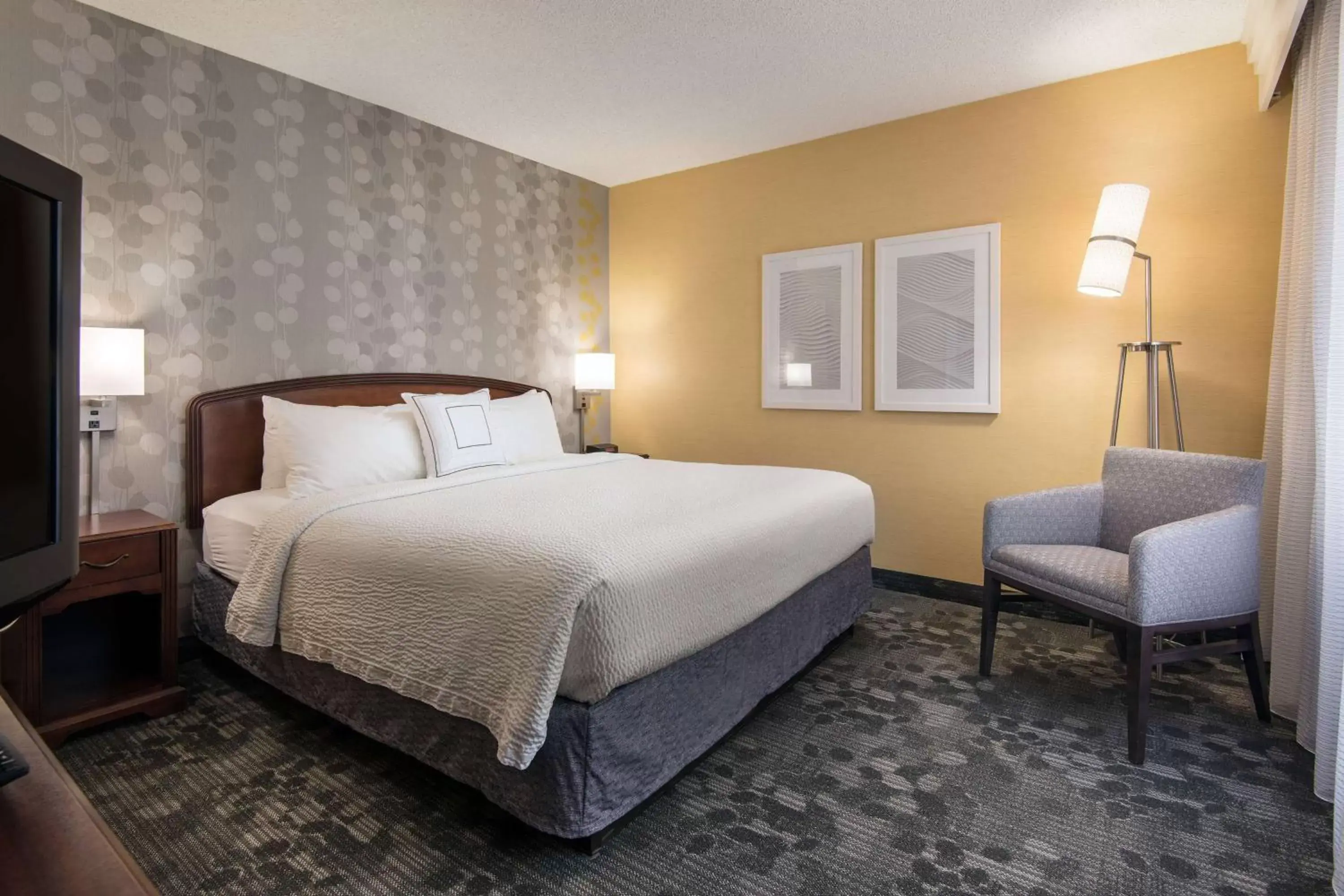 Photo of the whole room, Bed in Sonesta Select San Francisco Airport Oyster Point Waterfront