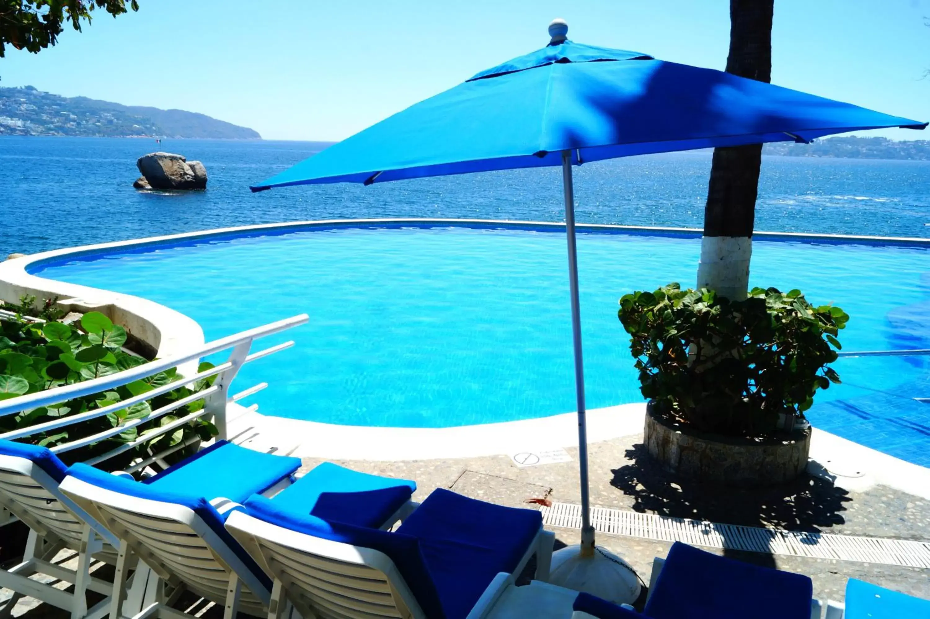 Swimming Pool in Holiday Inn Resort Acapulco, an IHG Hotel