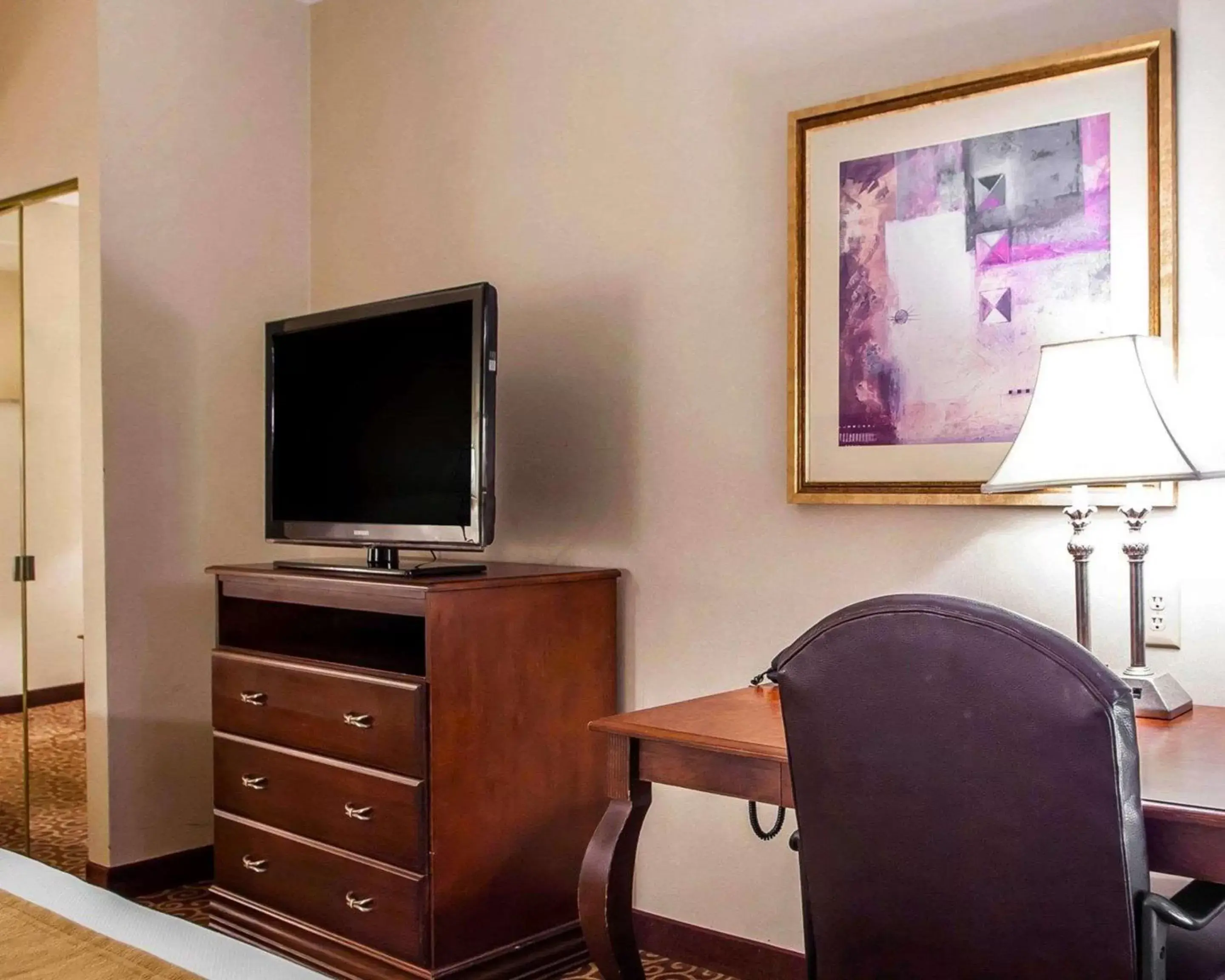 Photo of the whole room, TV/Entertainment Center in Comfort Suites East Brunswick - South River