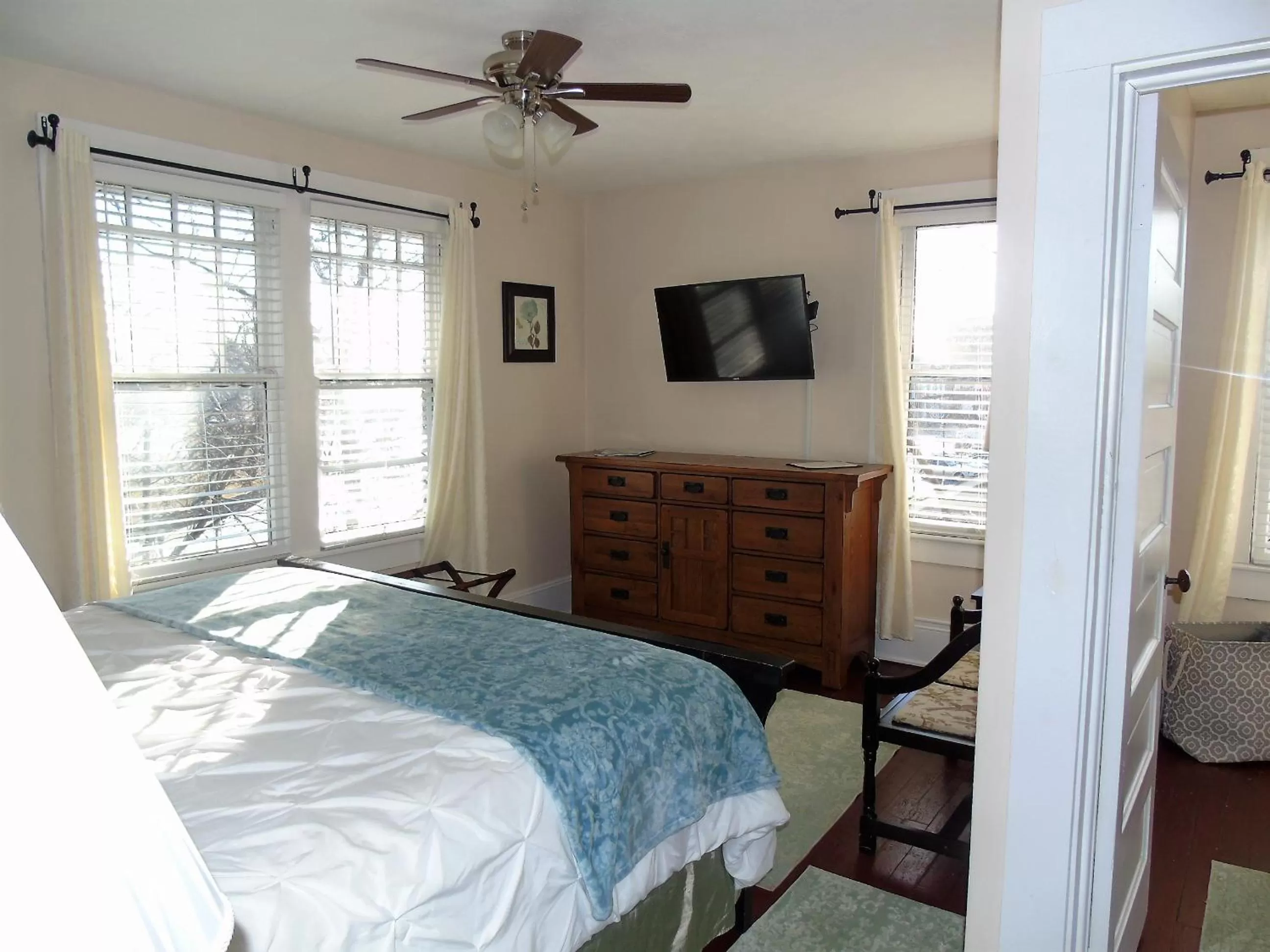 Bedroom, Bed in The Charleston Inn