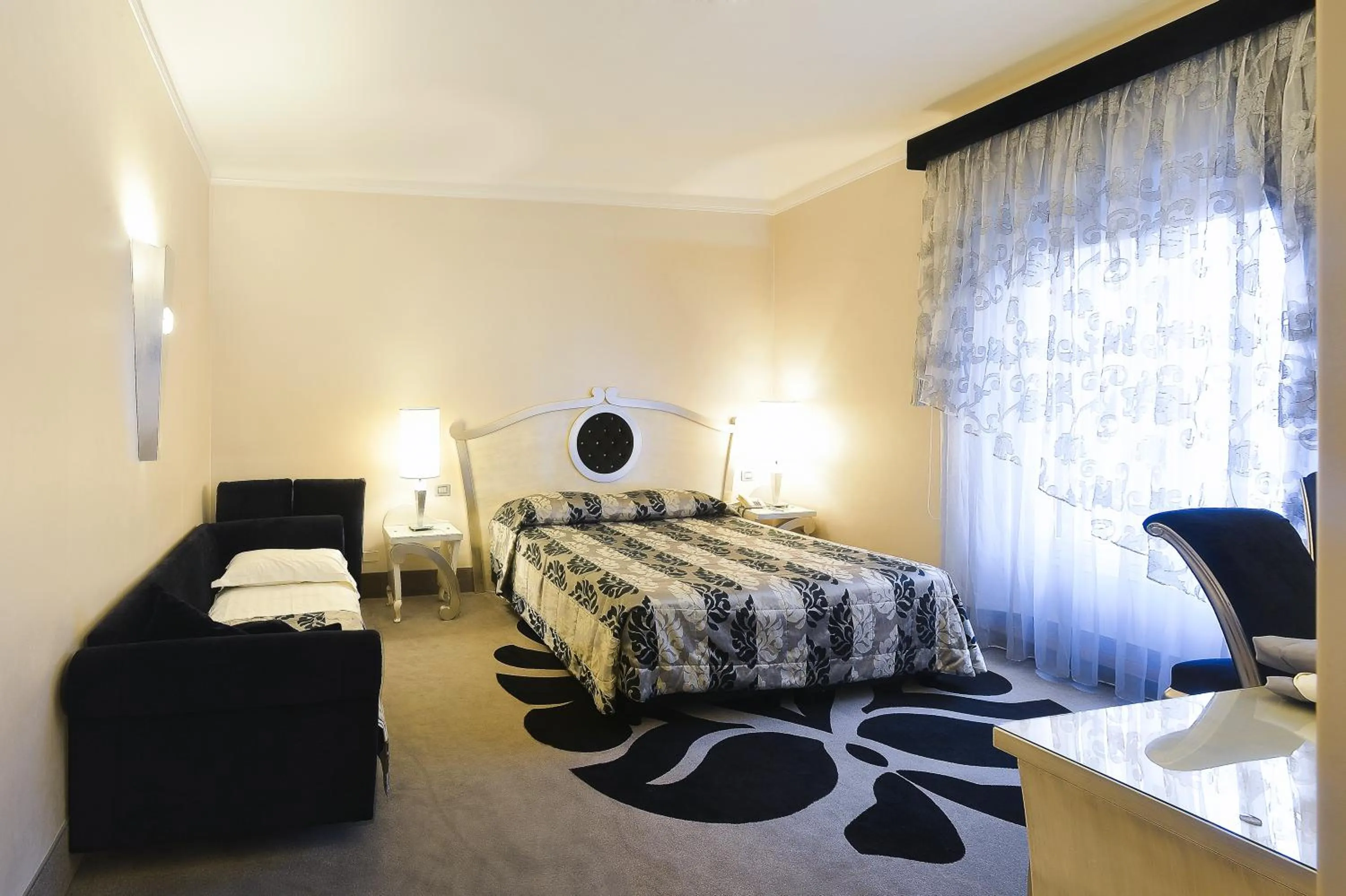 Photo of the whole room, Bed in Zanhotel Tre Vecchi