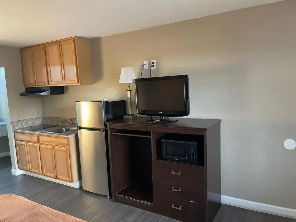 Kitchen or kitchenette, TV/Entertainment Center in Suburban Studios