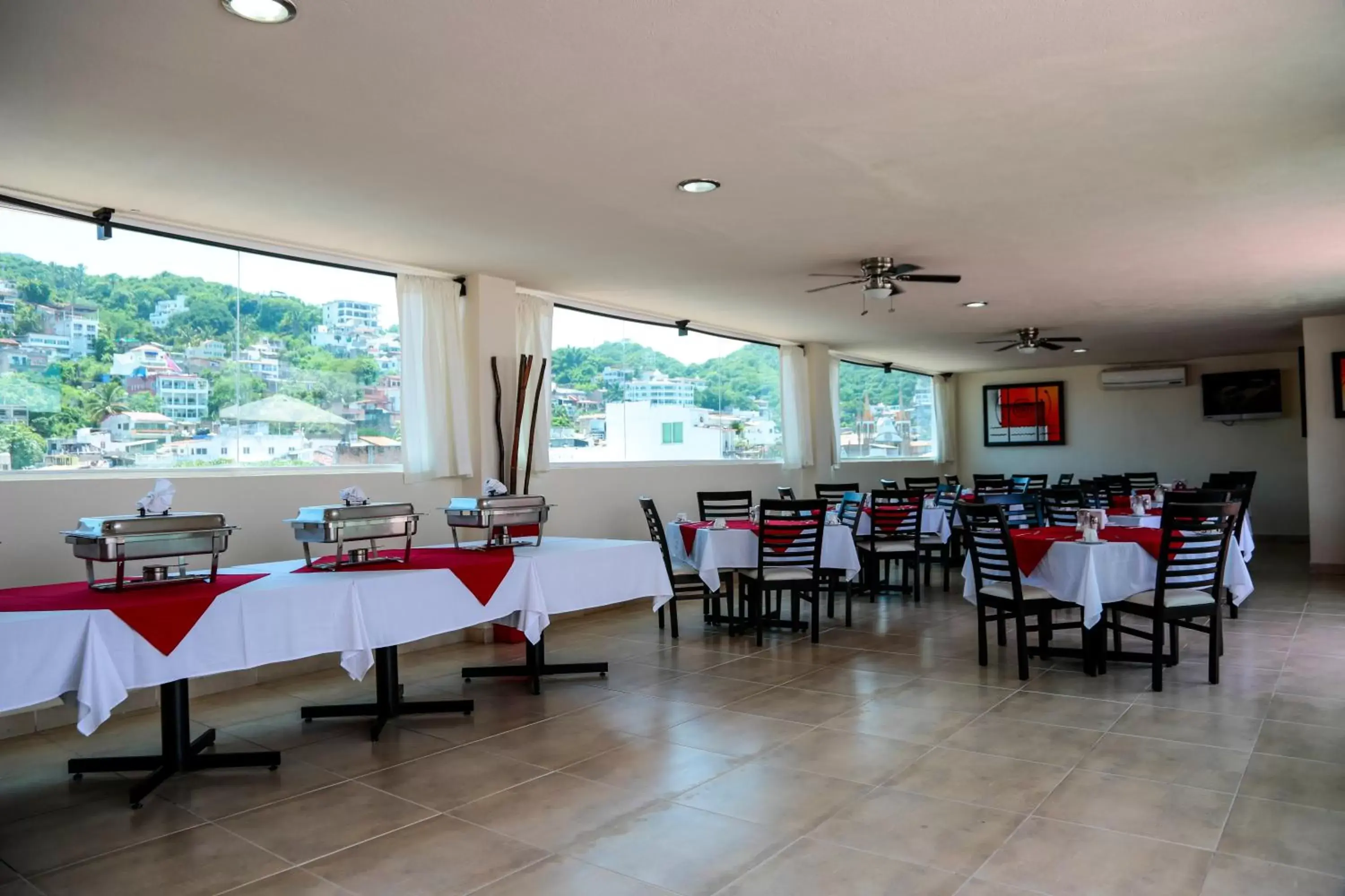 Restaurant/Places to Eat in Hotel Portonovo Plaza Malecon