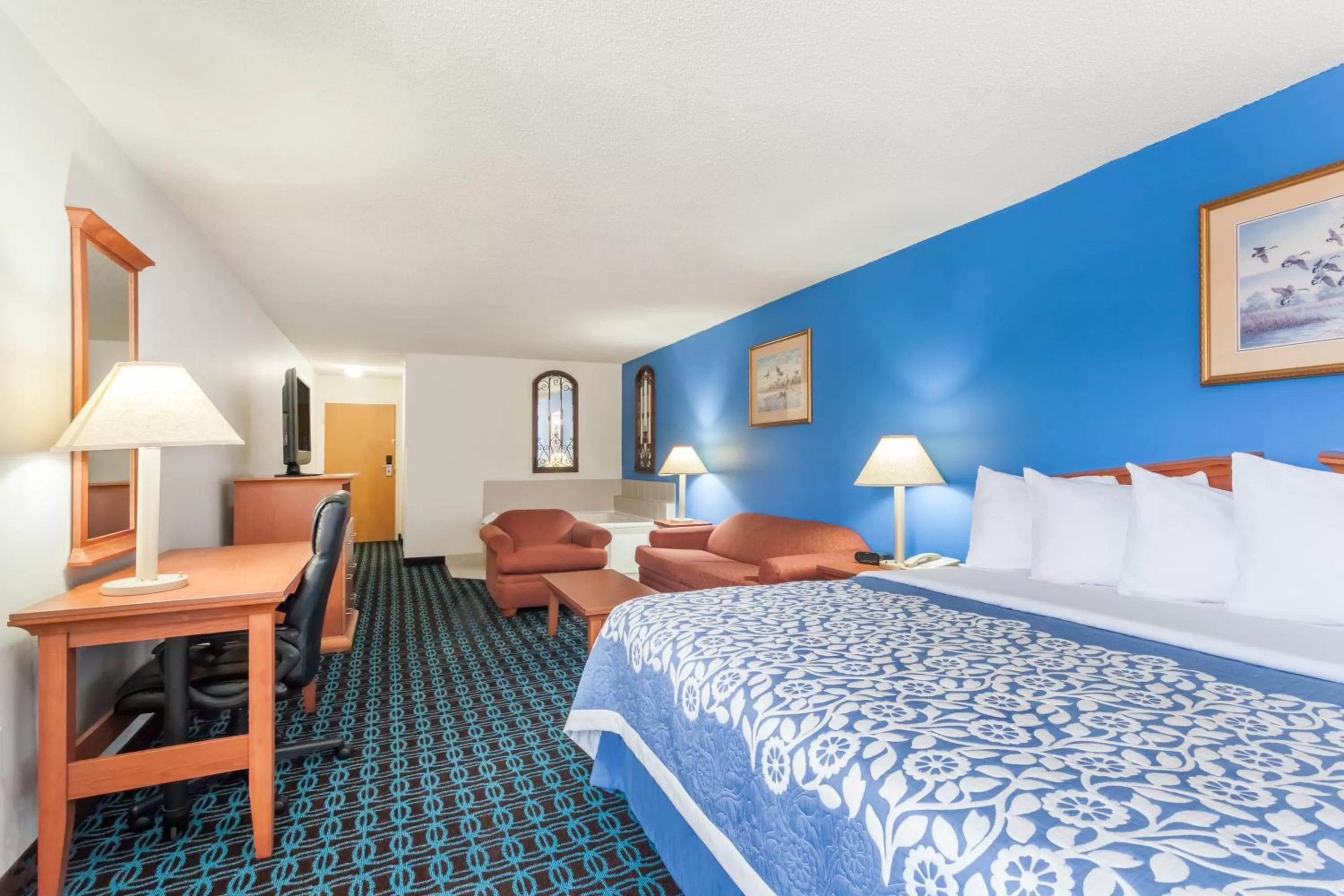Hot Tub, Bed in Days Inn & Suites by Wyndham Cambridge