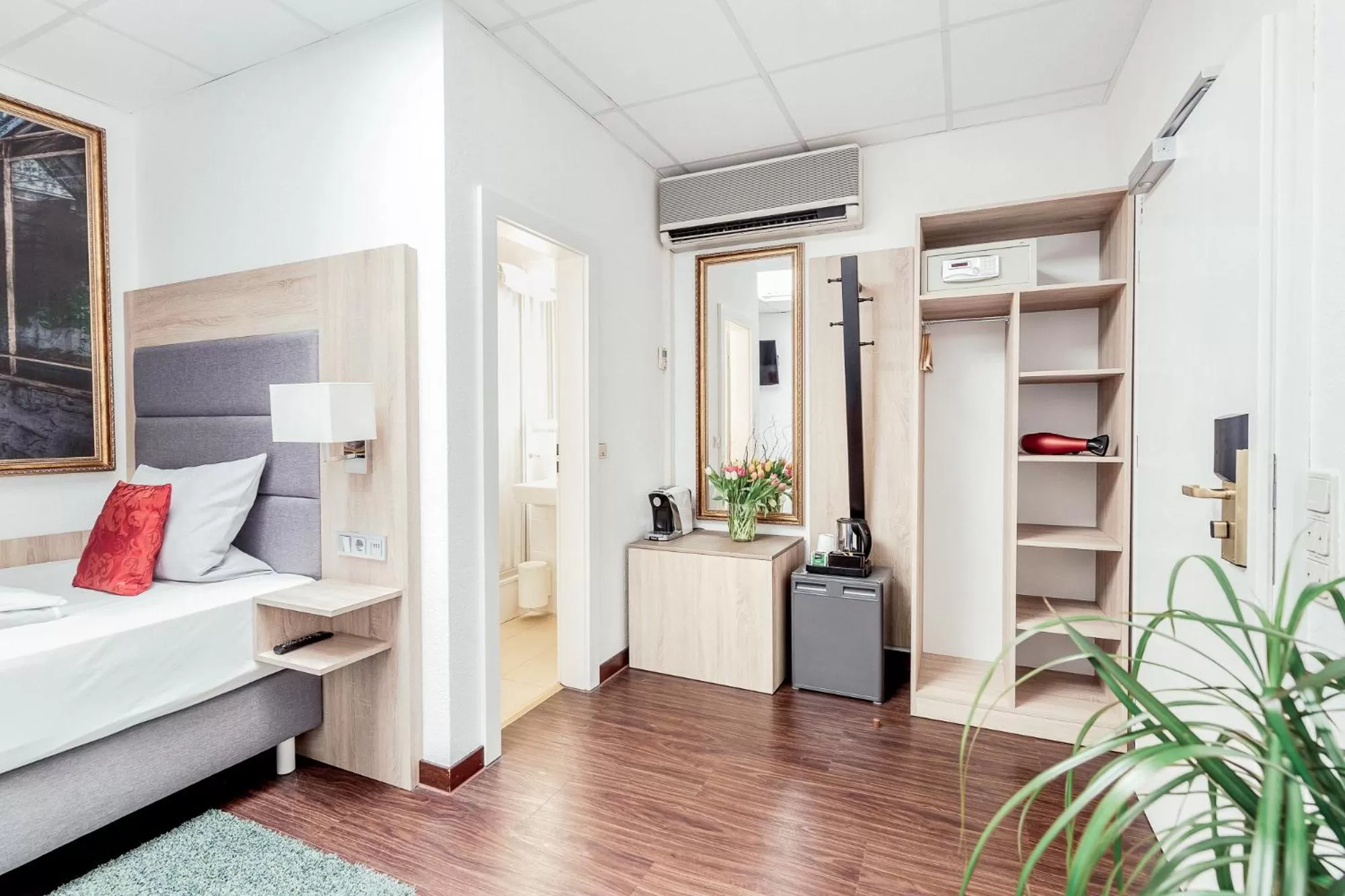 Photo of the whole room, Bed in Pallas Hotel