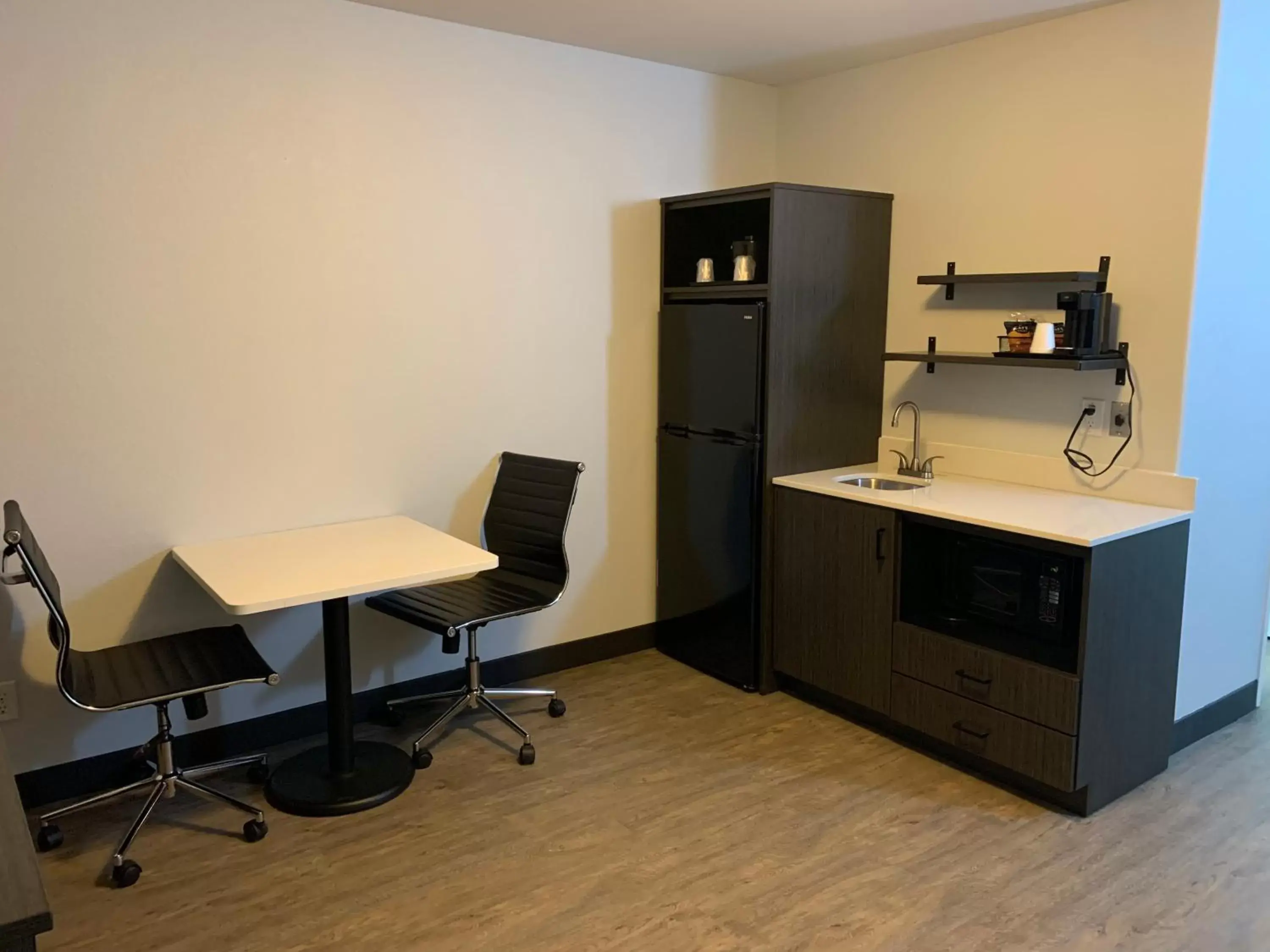 Kitchen/Kitchenette in Motel 6 Hobbs, NM - Event Center