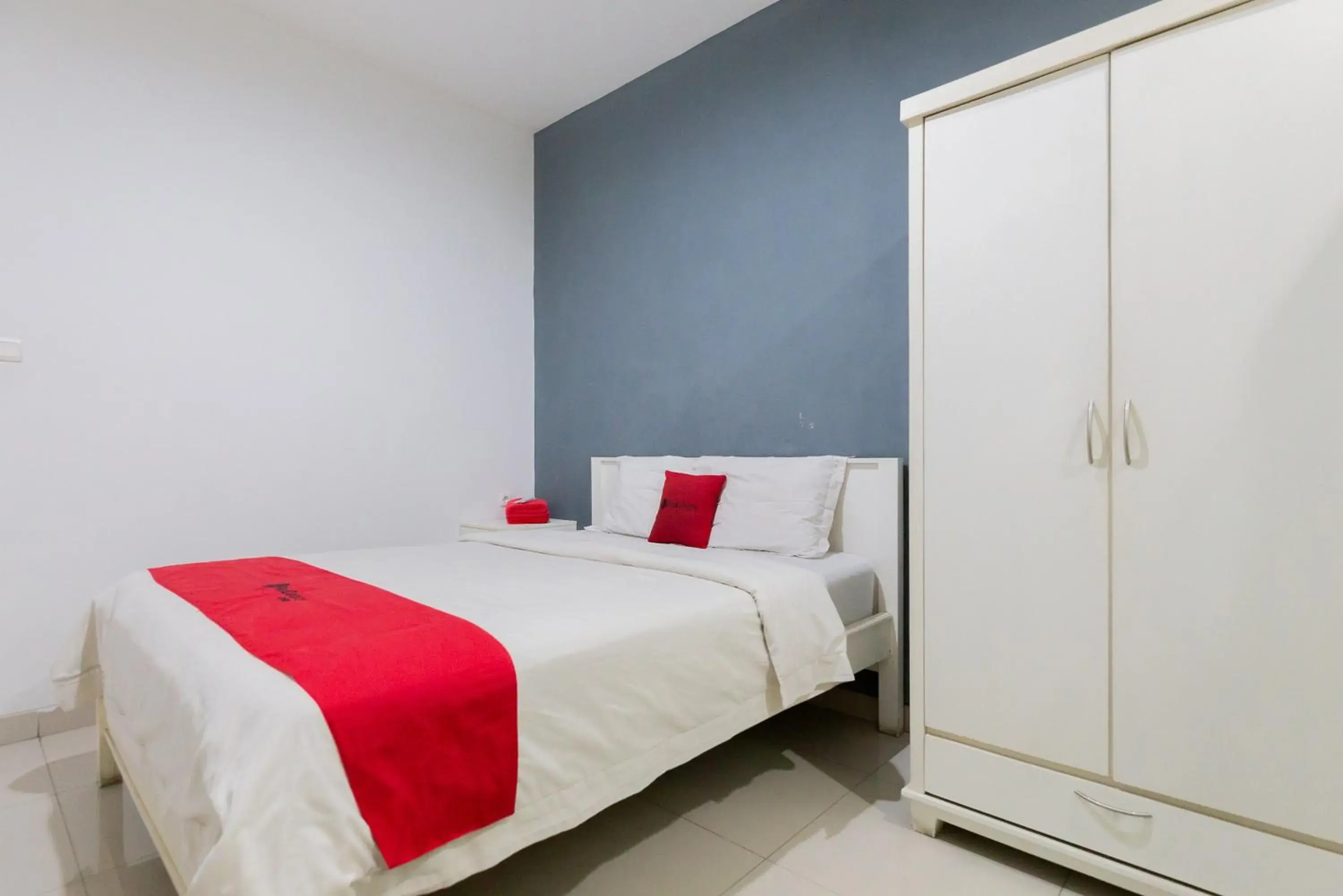 Bed in RedDoorz Plus near Living Plaza Jababeka