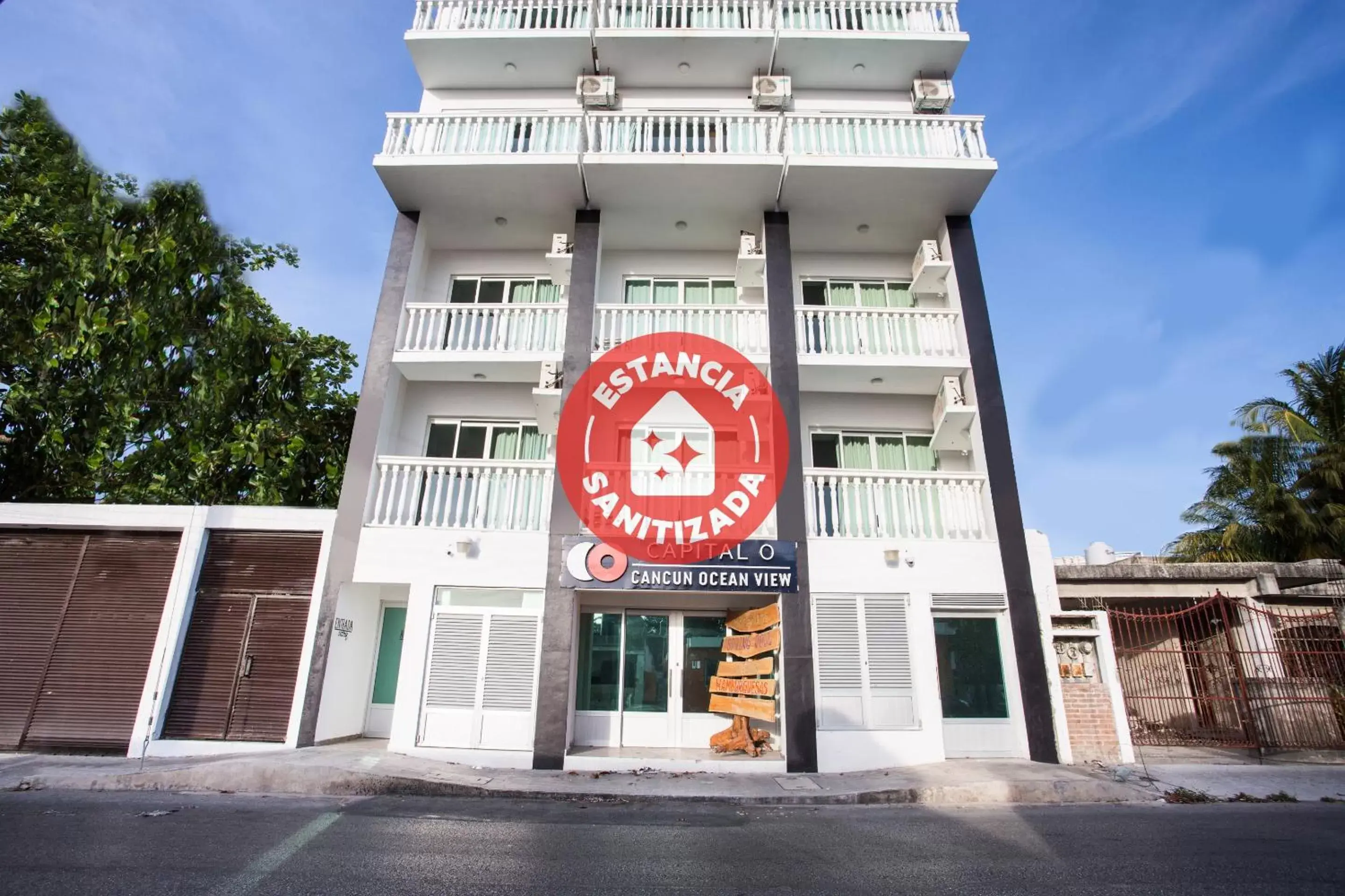 Facade/entrance, Property Building in Capital O Cancun Ocean View, Cancún