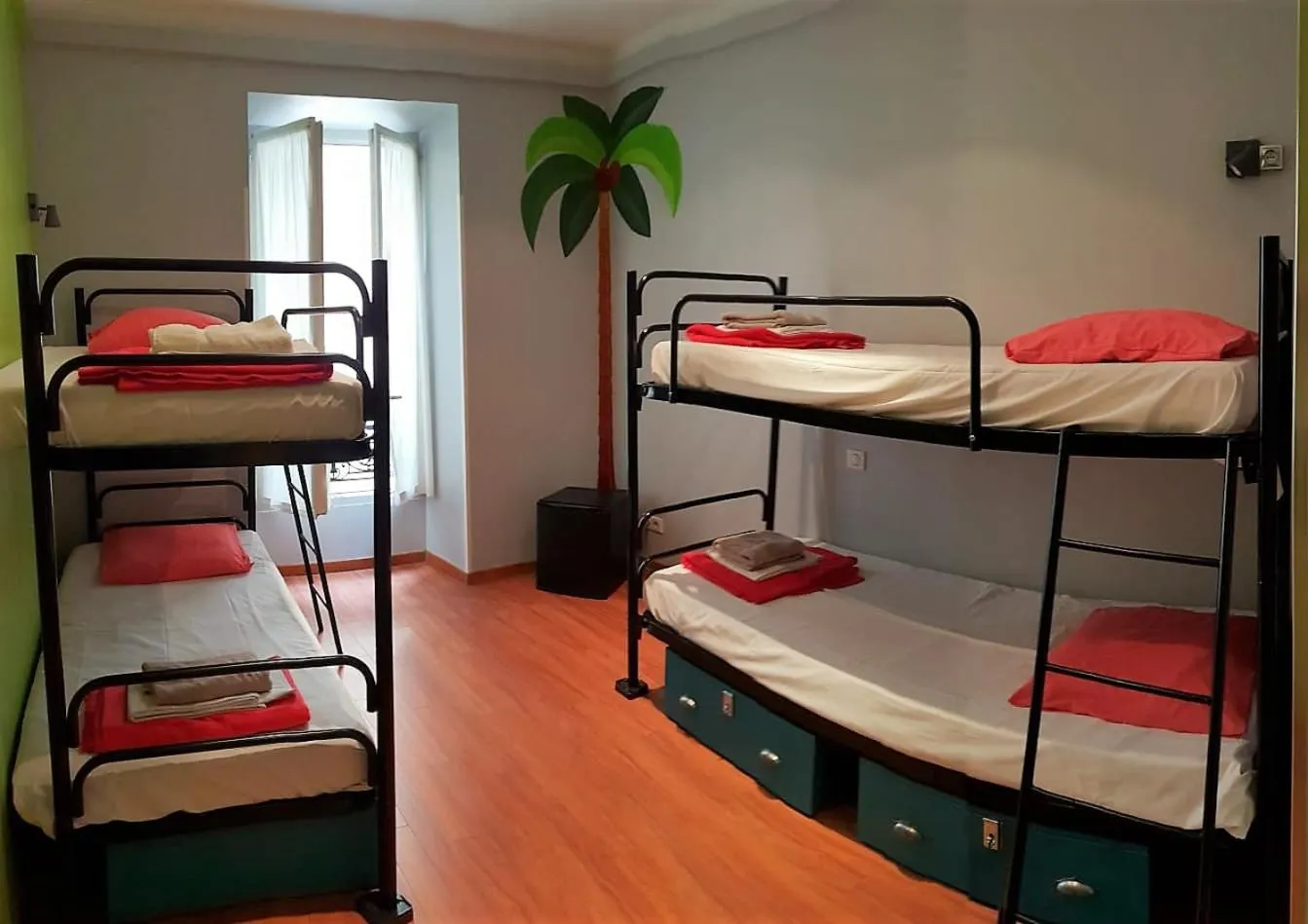 bunk bed, Bed in Meyerbeer Beach