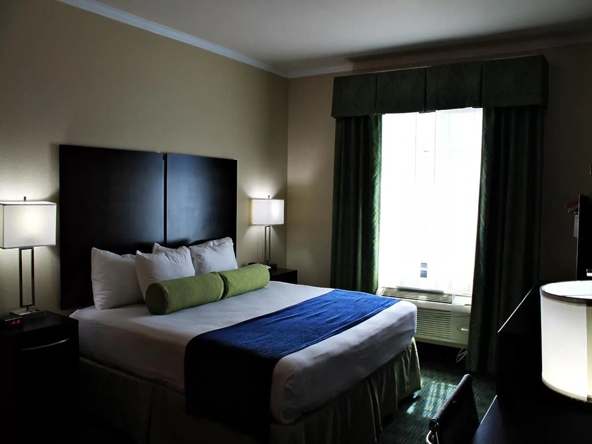 Bed in Cityview Inn & Suites Downtown /RiverCenter Area Bed in Cityview Inn & Suites Downtown /RiverCenter Area