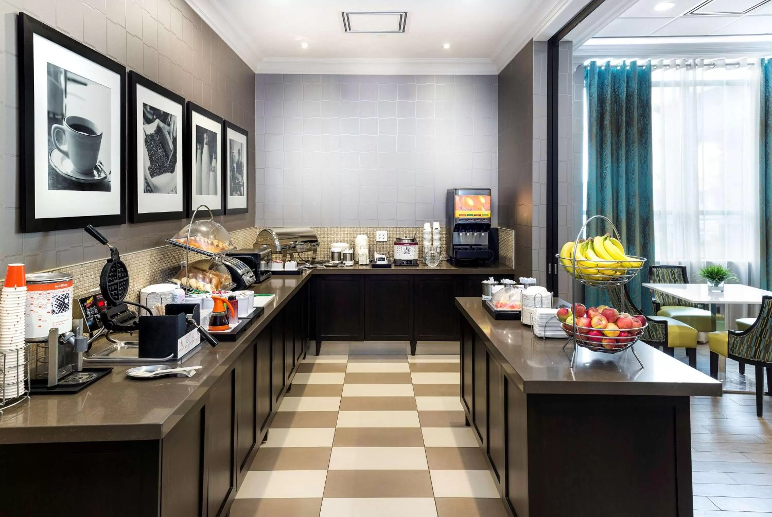 Dining area in Hampton Inn & Suites by Hilton Bolton