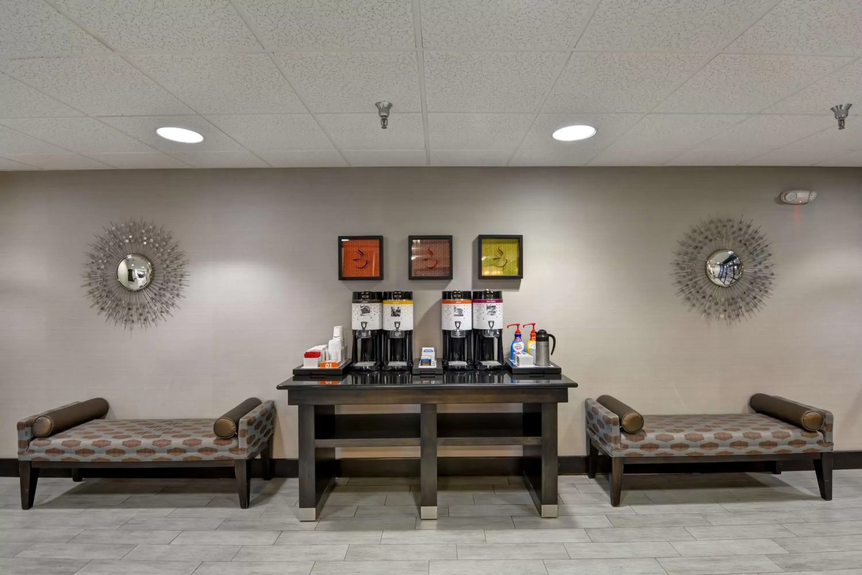 Dining area in Hampton Inn State College